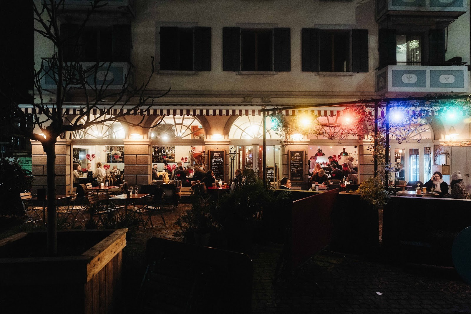 Café des Amis: the place