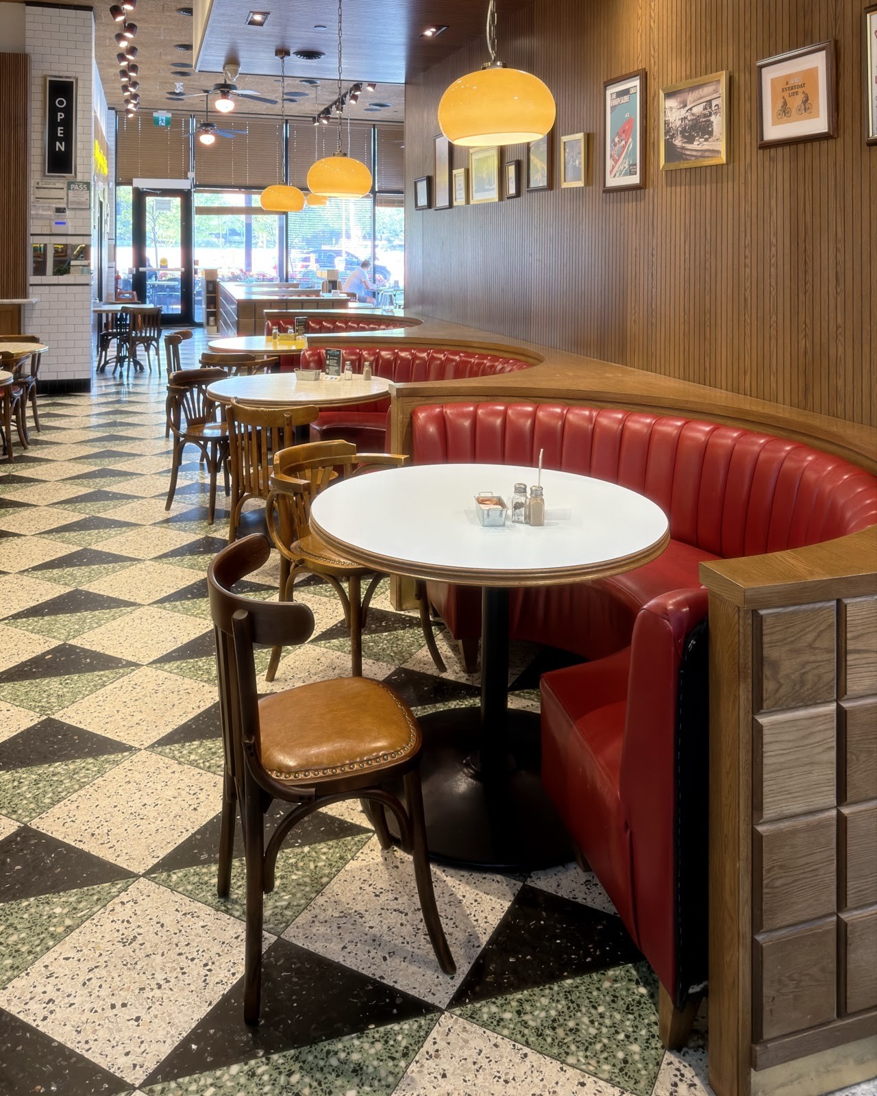 Cafe Landwer Yorkdale: the place