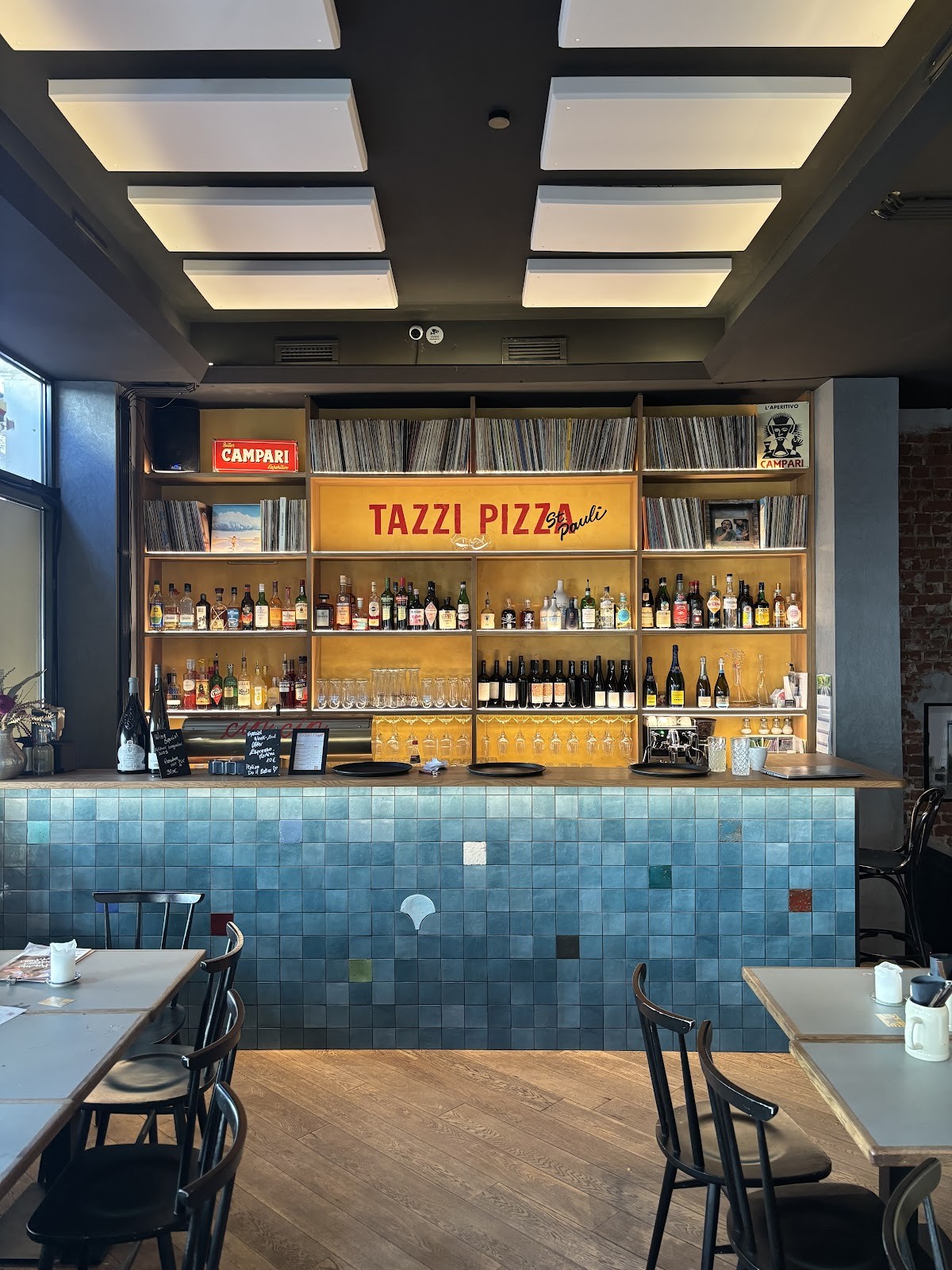 Tazzi Pizza: the place