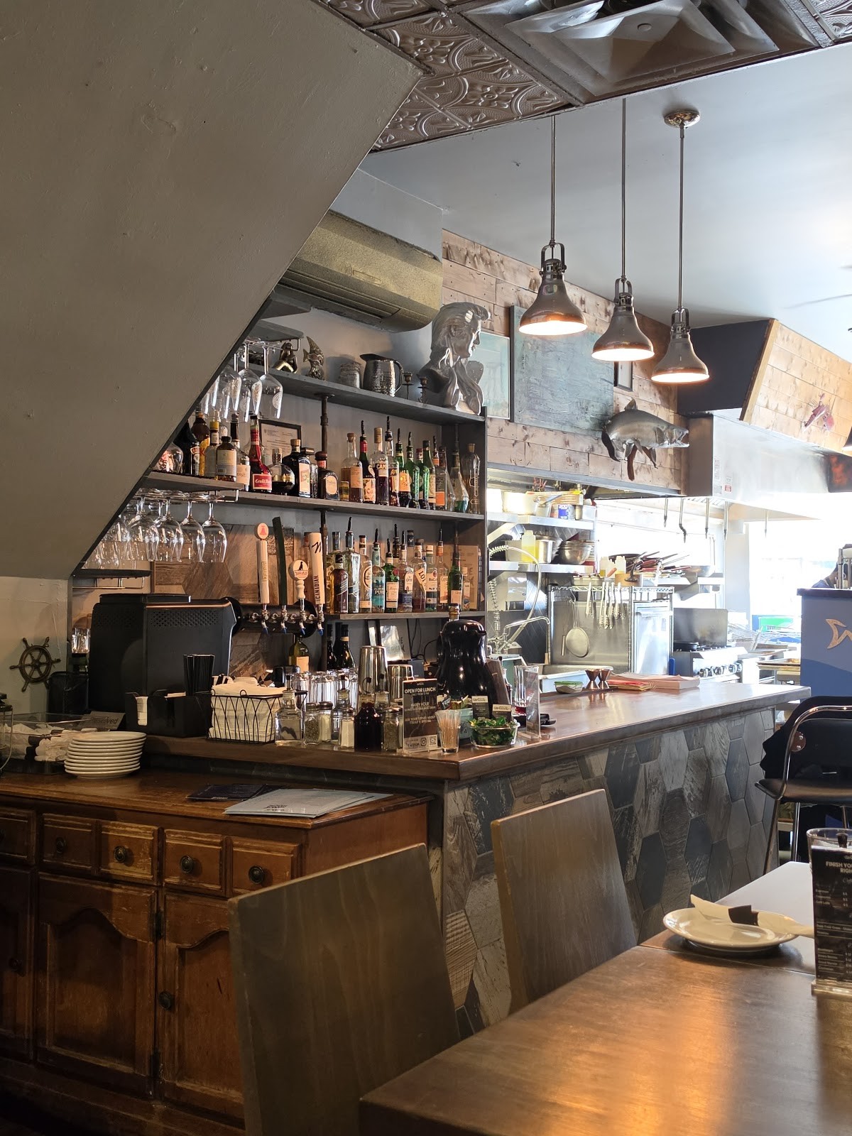 Off The Hook Fishbar: the place