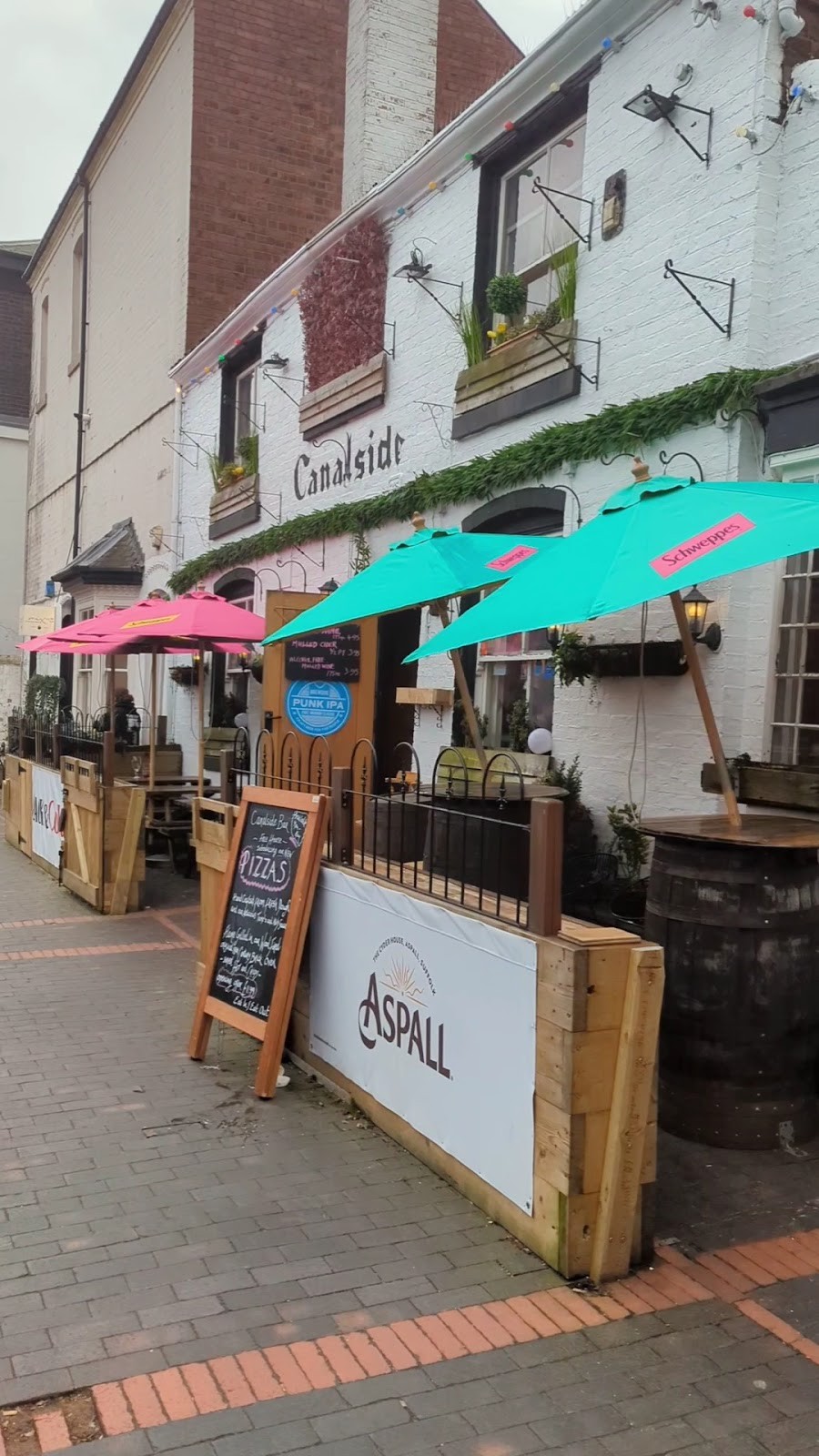 Canalside Bar: the place