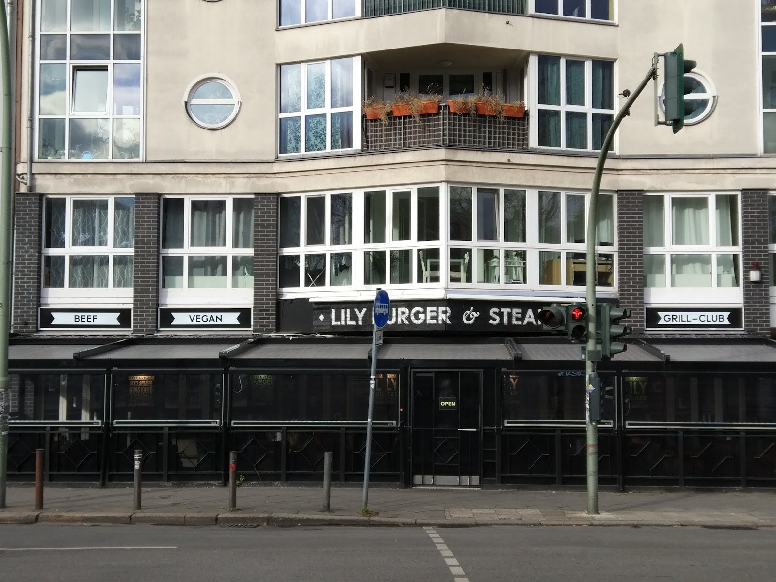 Lily Burger "Beef & Vegan Grill-Club“: the place