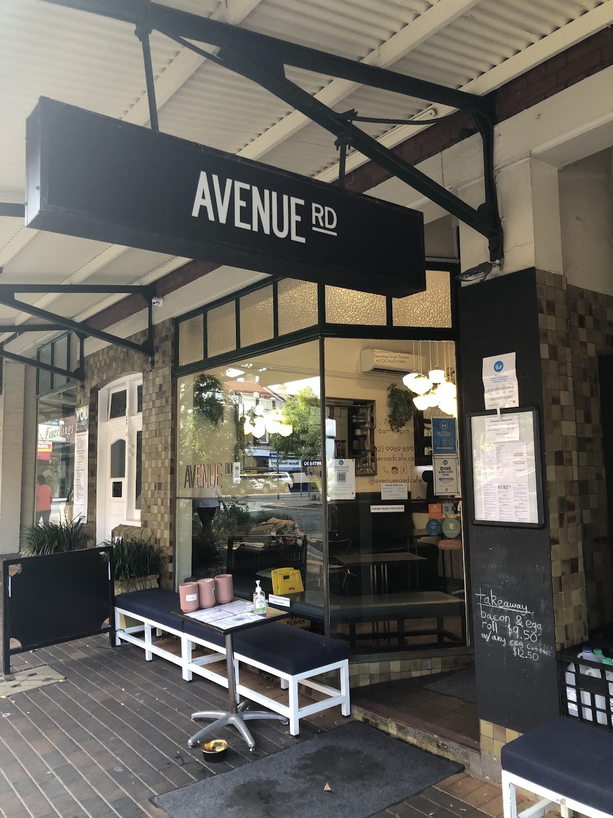 Avenue Road Cafe: the place