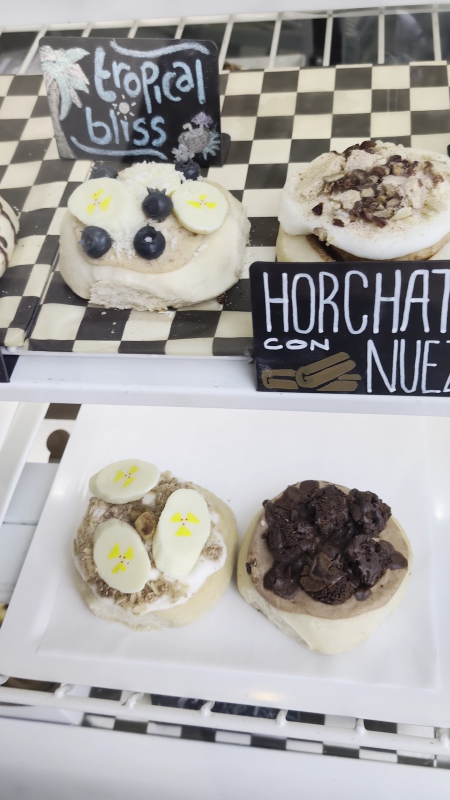 Cinnaholic: food & drinks