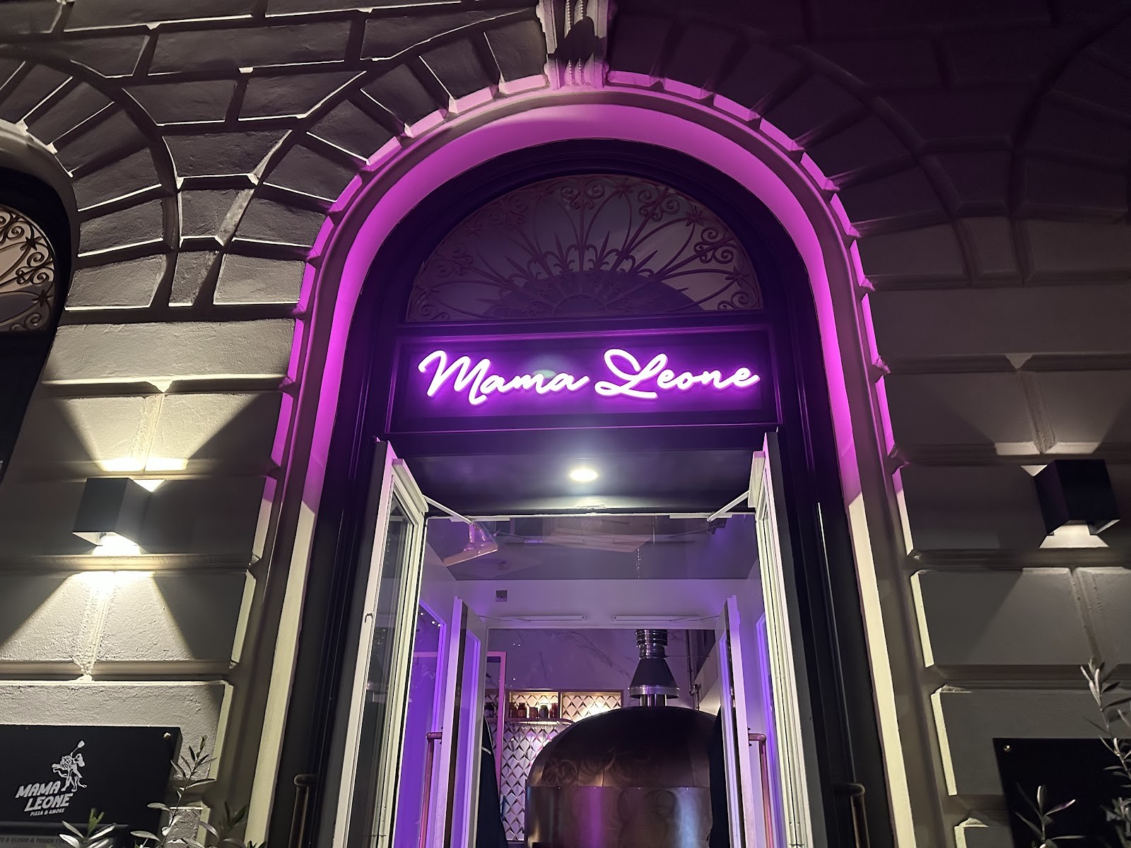 Mama Leone: the place