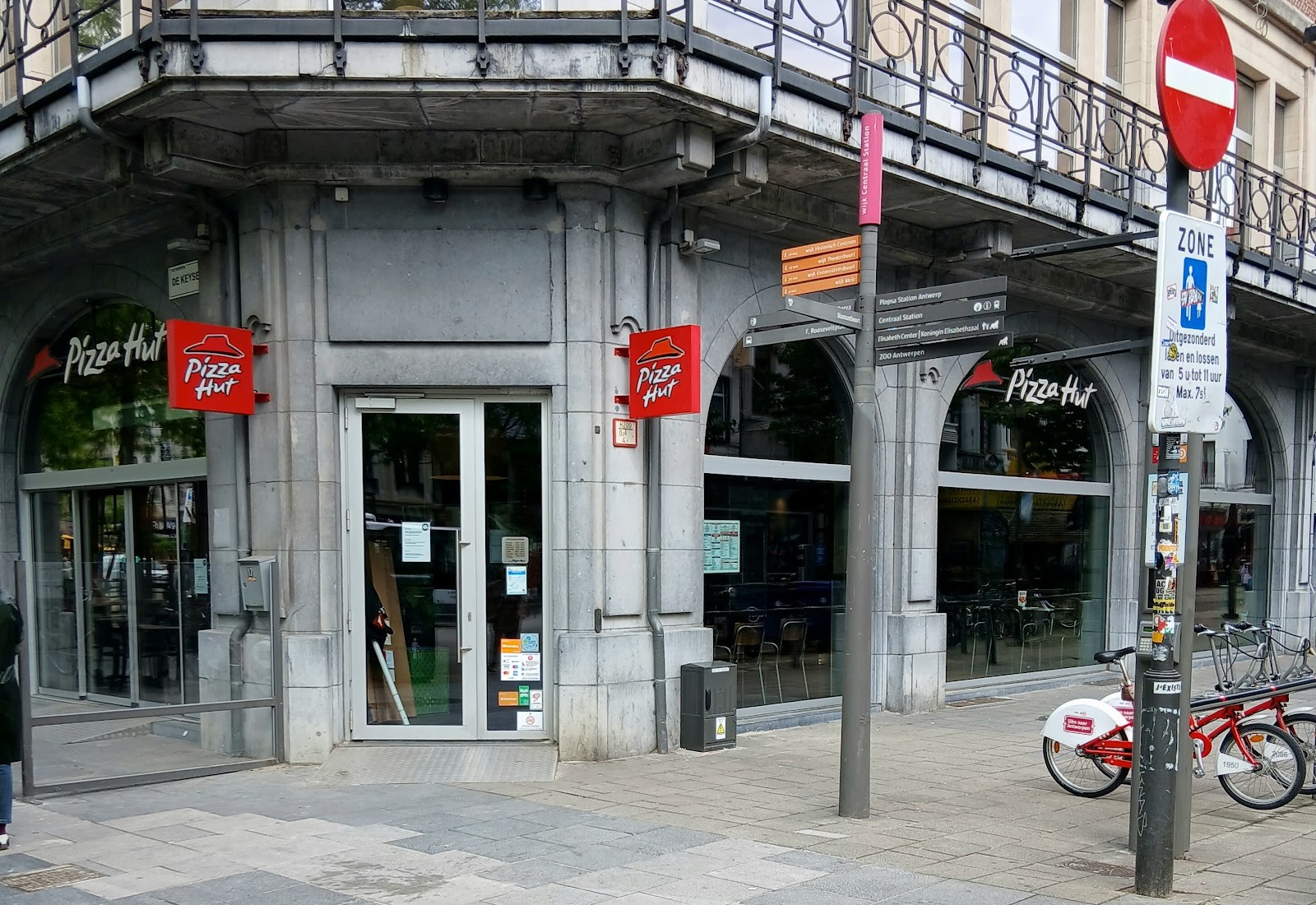 Pizza Hut Antwerpen Keyserlei: the place