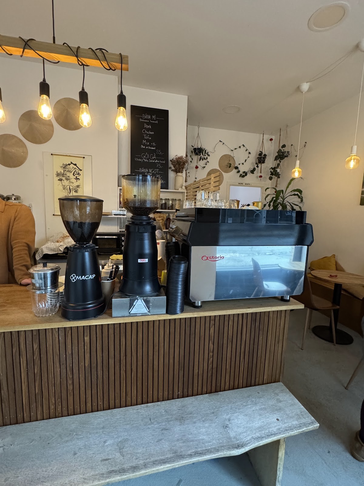 Nón Lá Coffee: the place