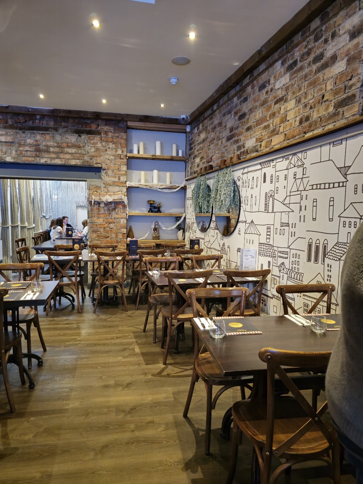 Pomo Pizzeria: the place