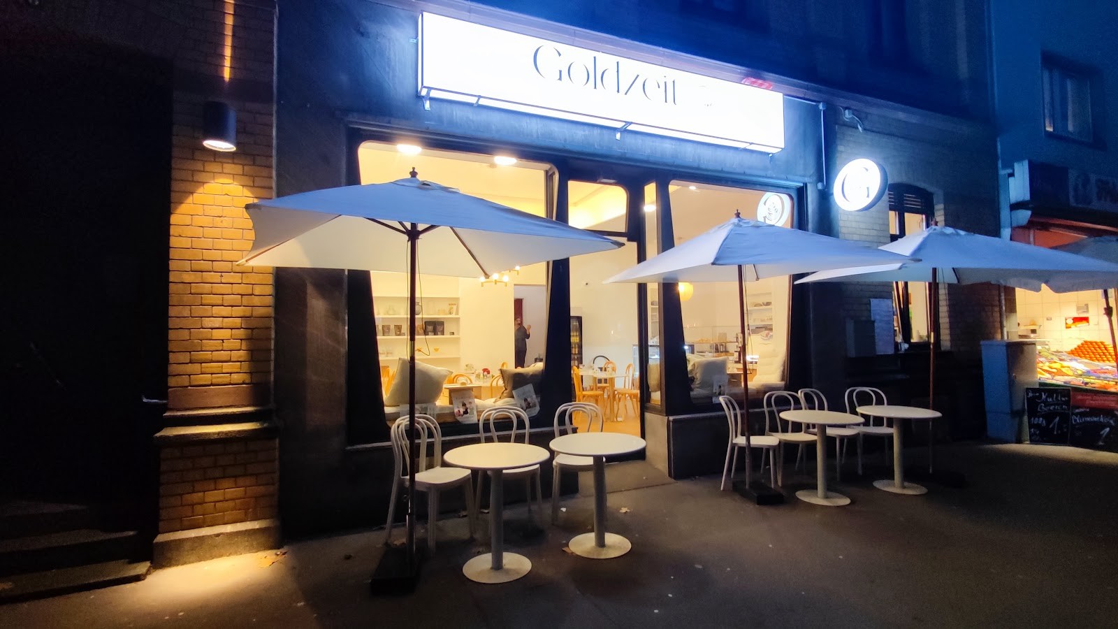 Goldzeit Café: the place