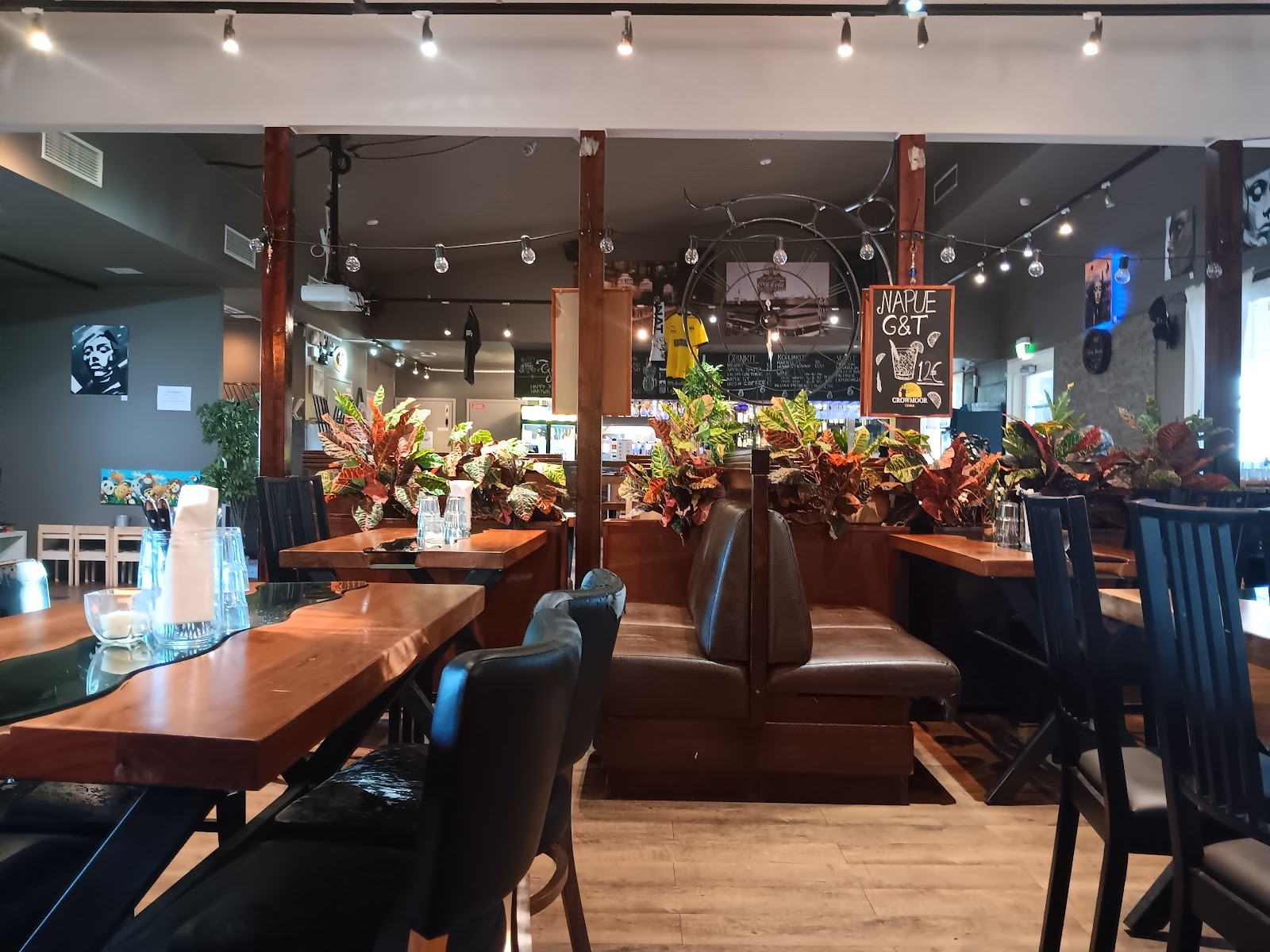 Lokal Food & Bar: the place