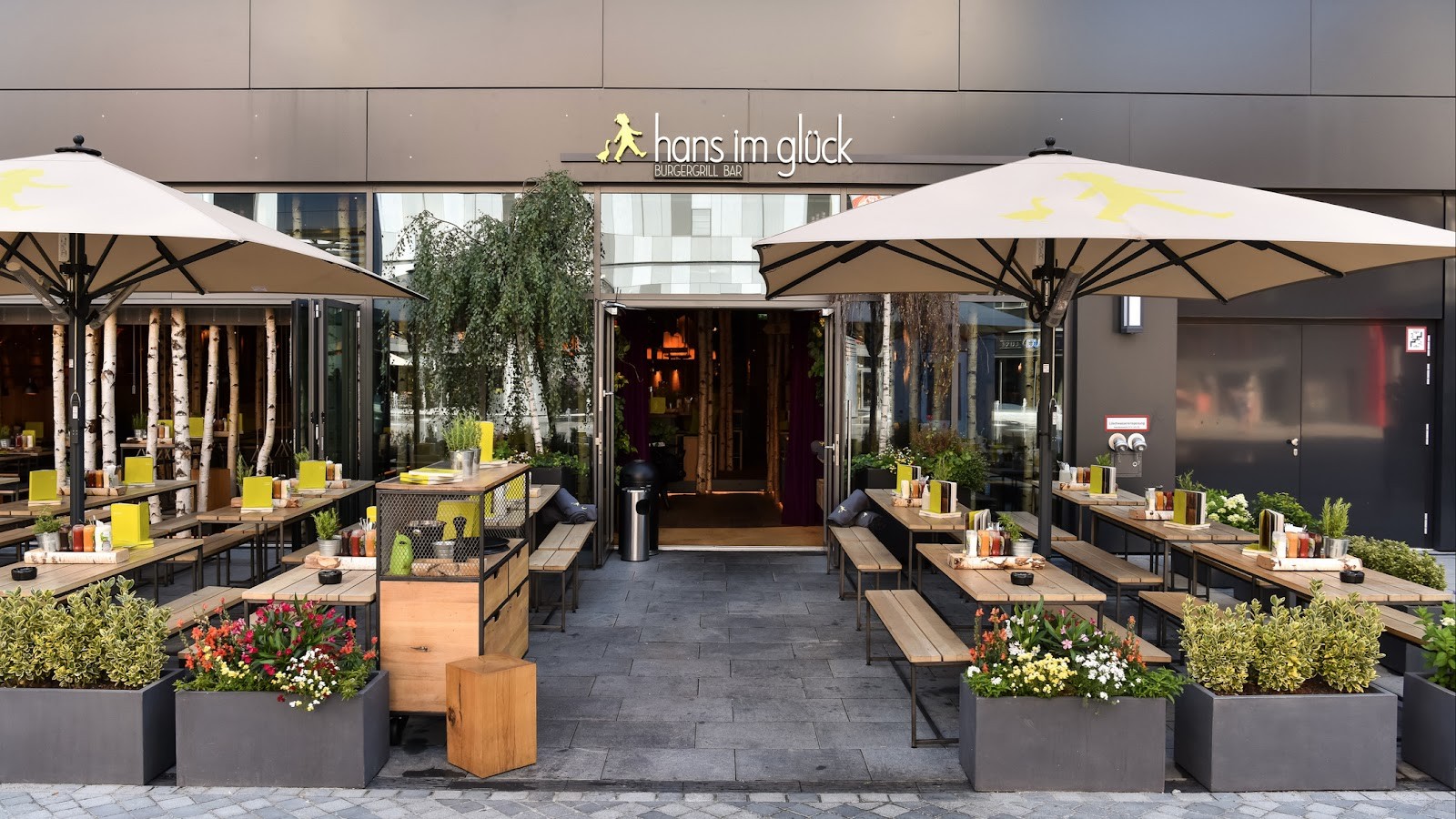 Hans Im Glück - Mercedes Platz: the place