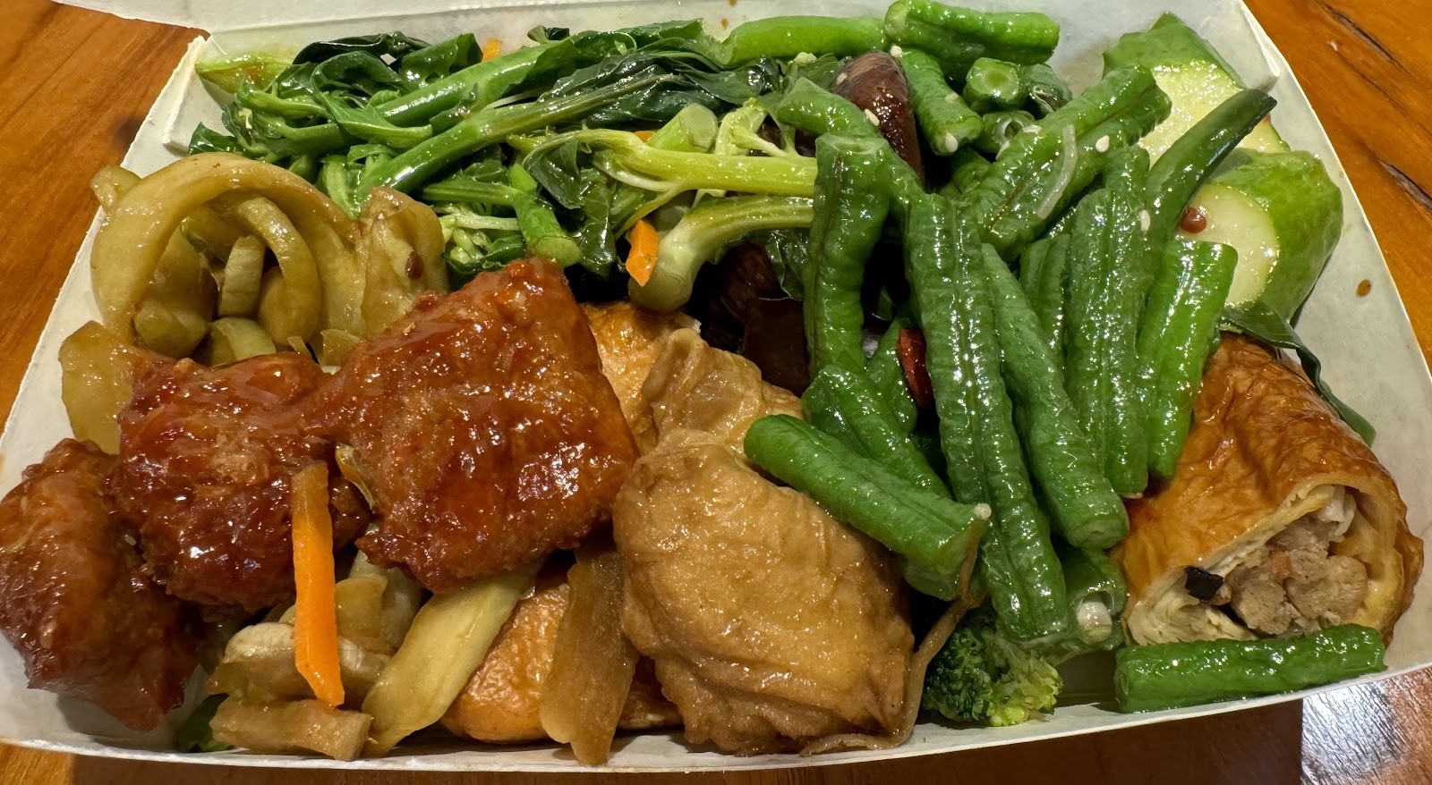 白毫蔬食百燴: food & drinks