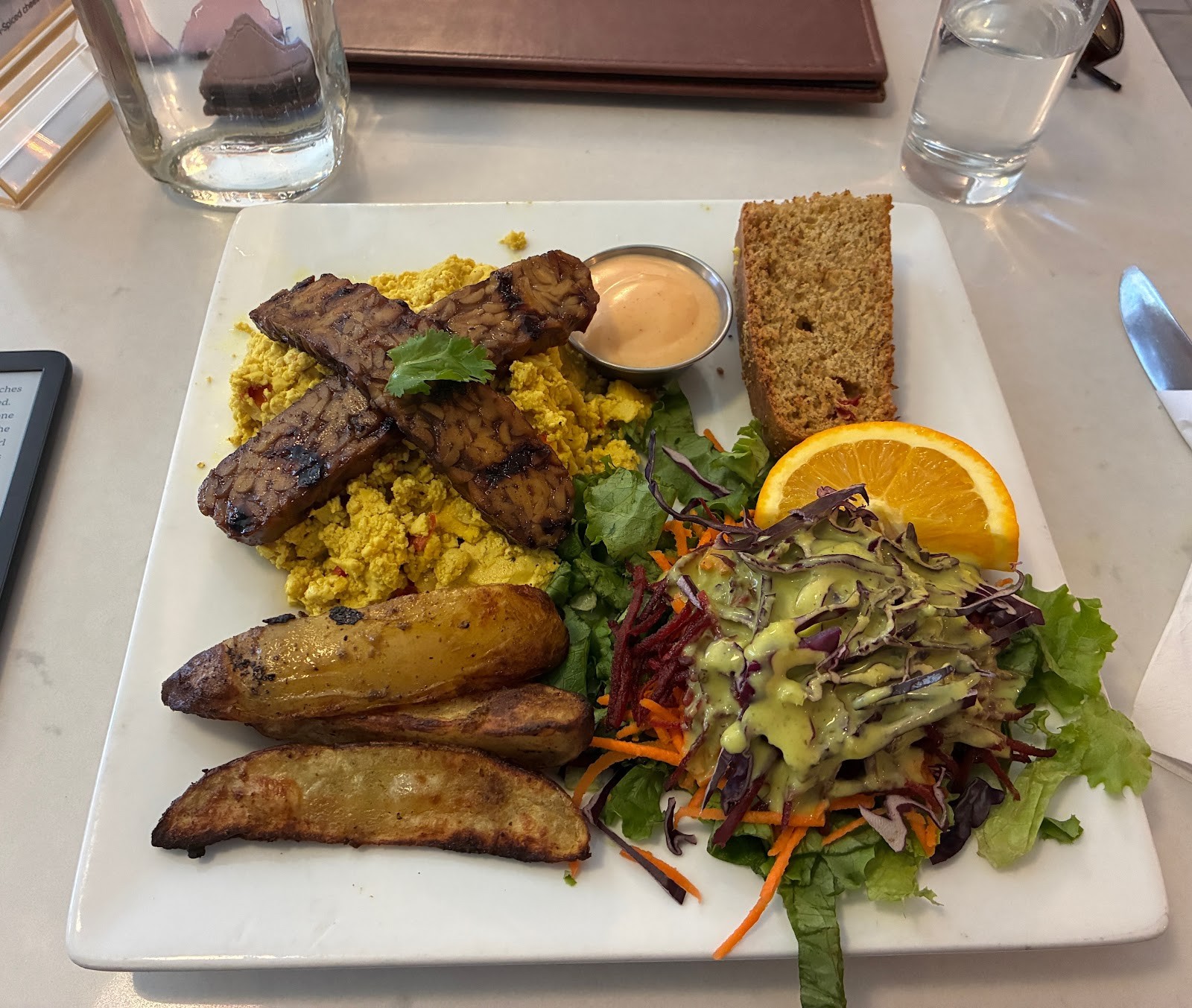 Aux Vivres Plateau: food & drinks