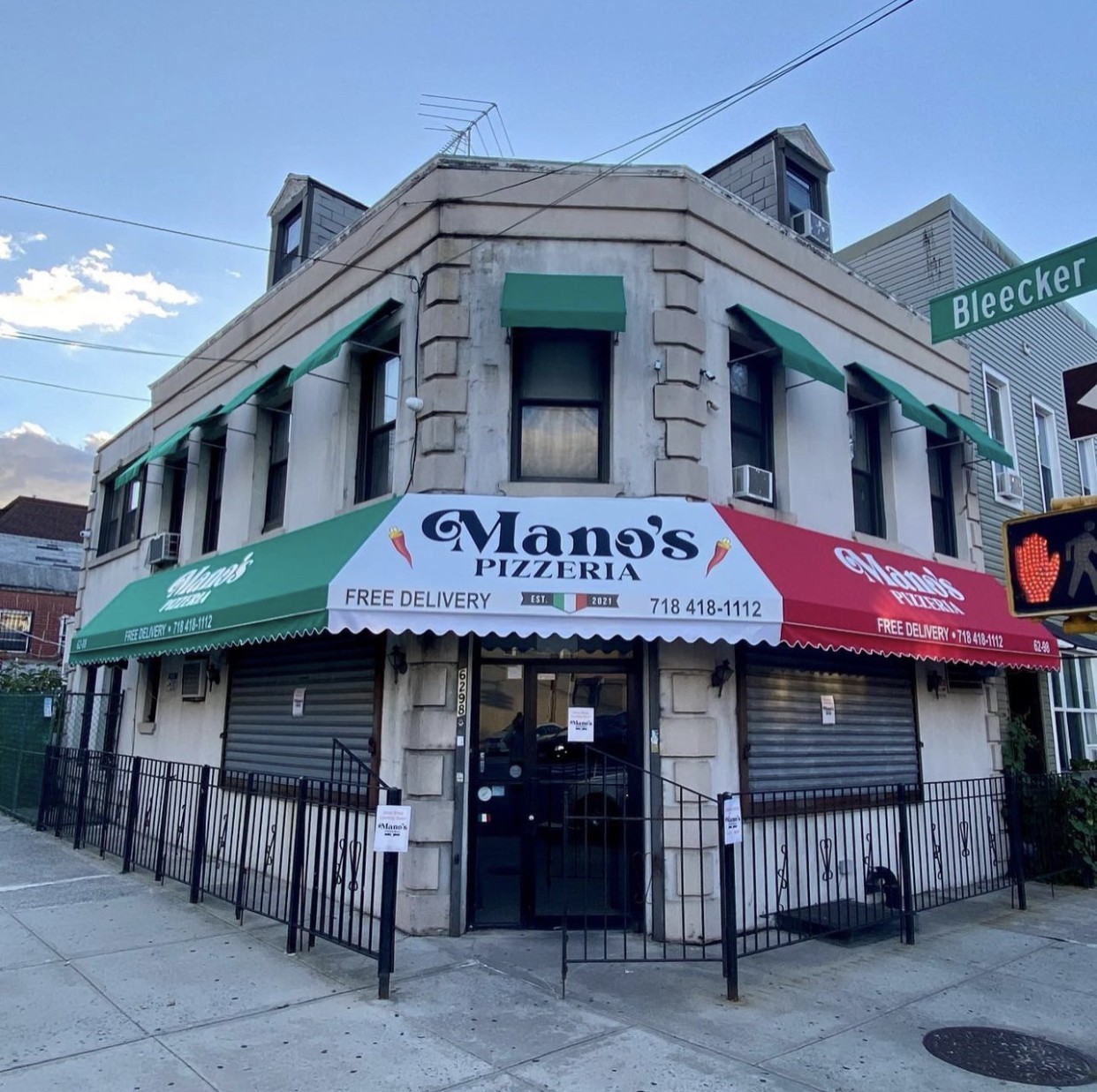 Mano's Pizzeria: the place