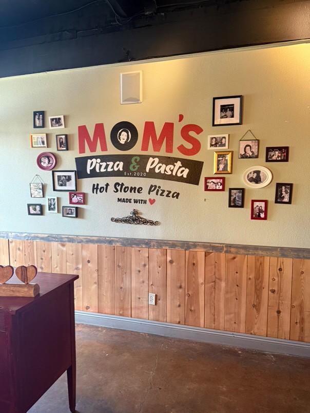 MOM'S Pizza & Pasta: the place