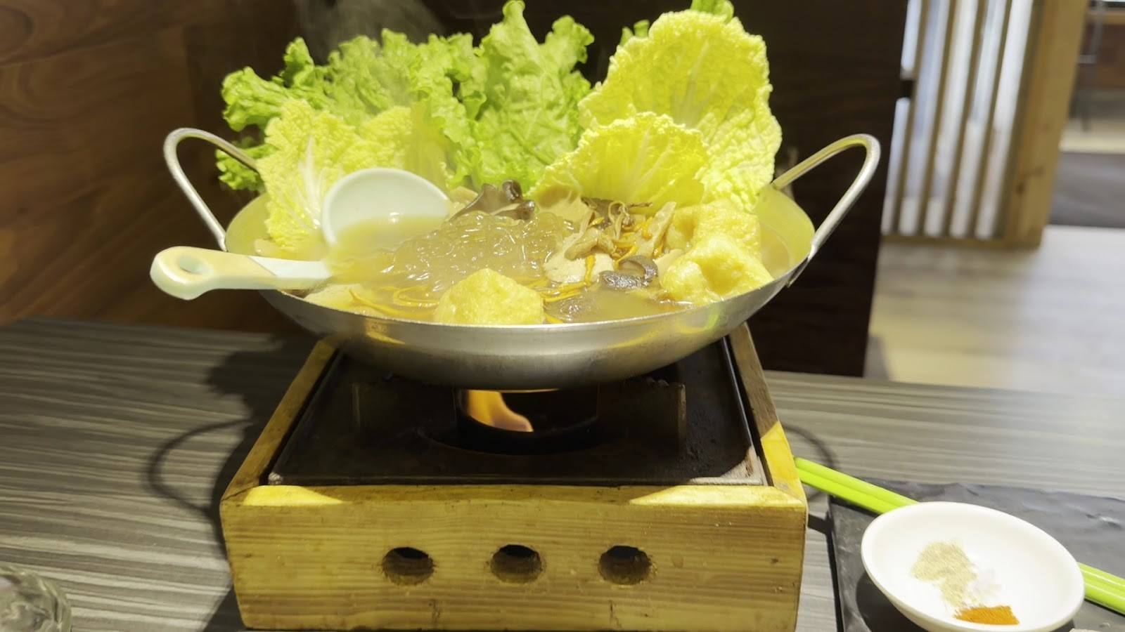 VegeDelight Vegetarian Restaurant Toronto 波羅蜜養生素食餐厅: food & drinks