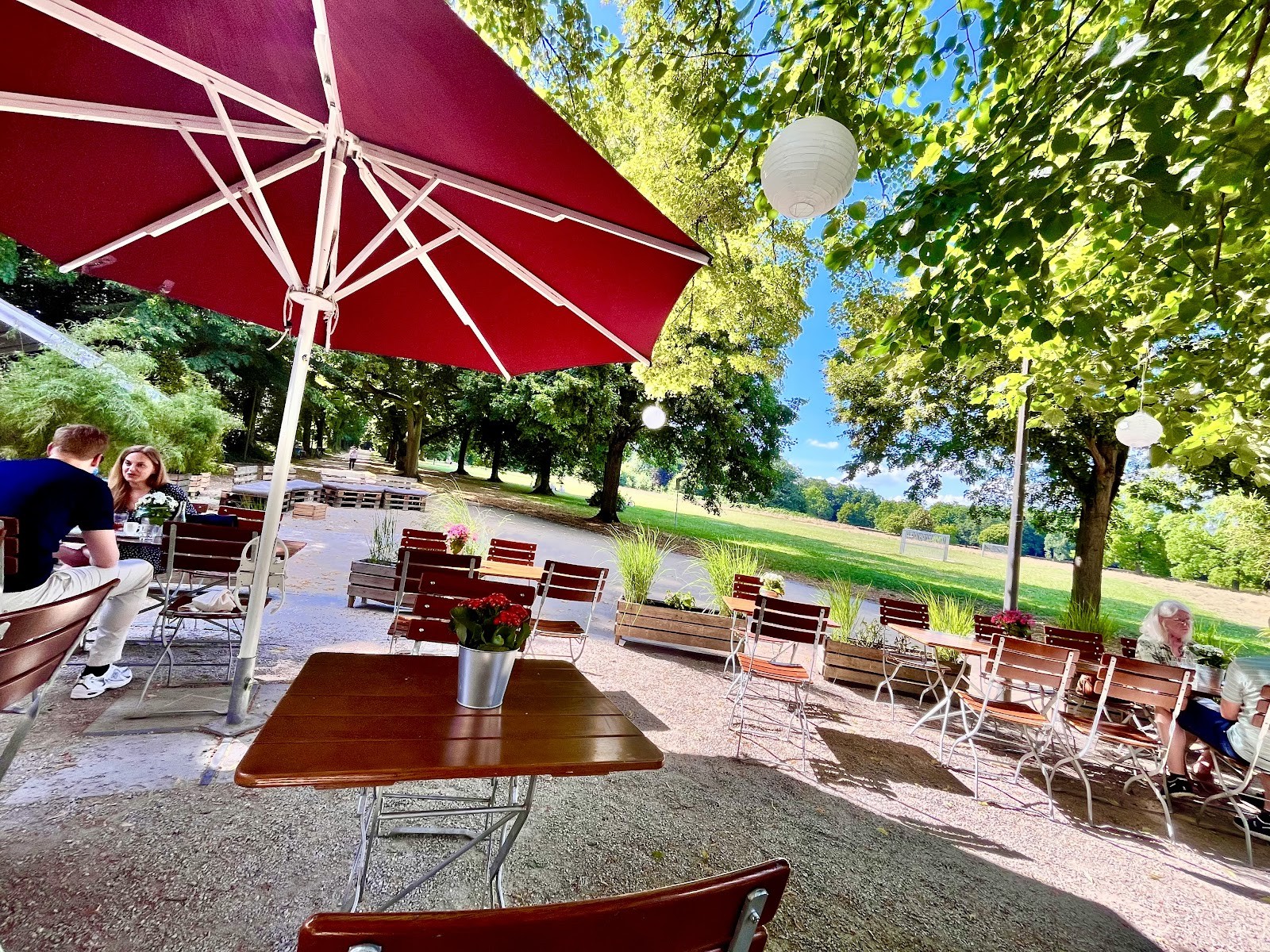 Rondell Frankfurt - Café und Restaurant im Huthpark: the place