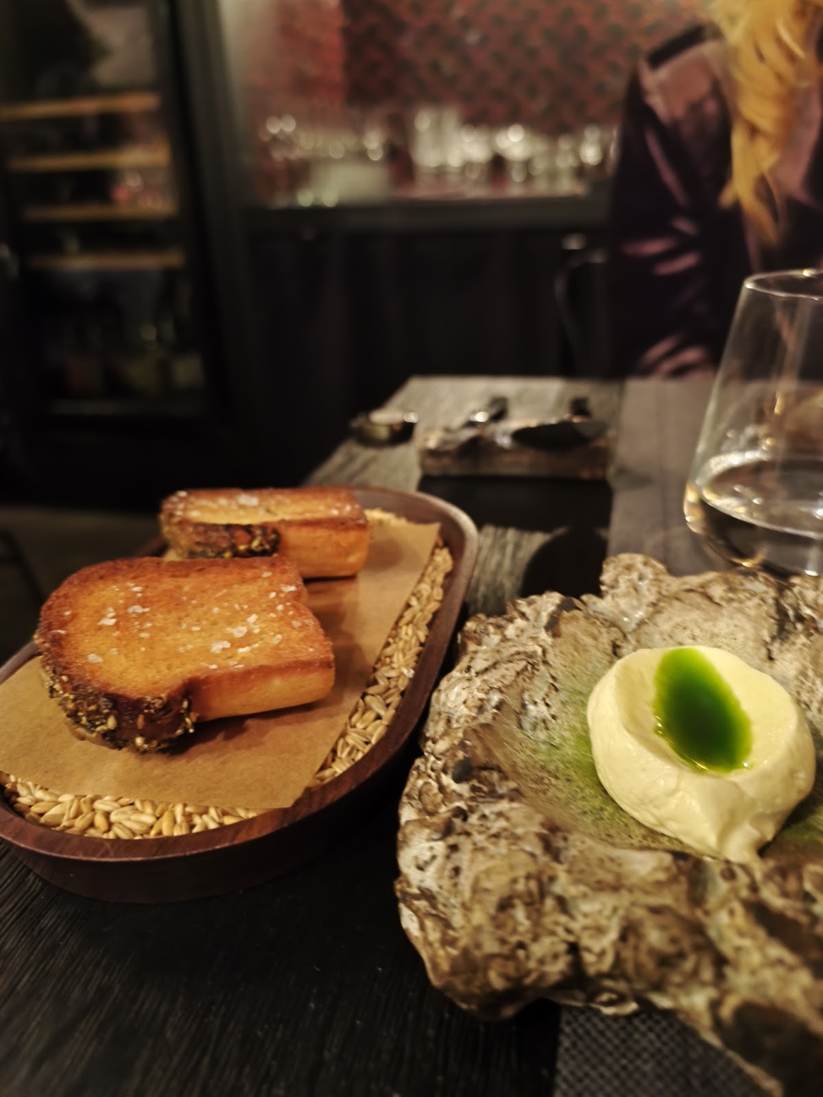 SEVEN SWANS: food & drinks