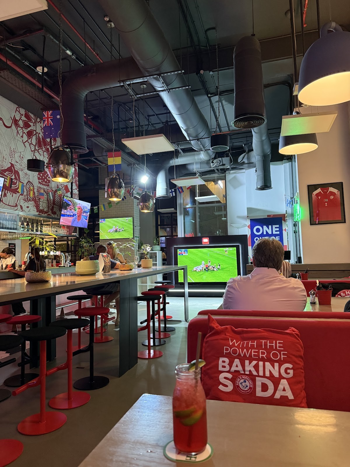 Oui Sports Bar + Terrace: the place