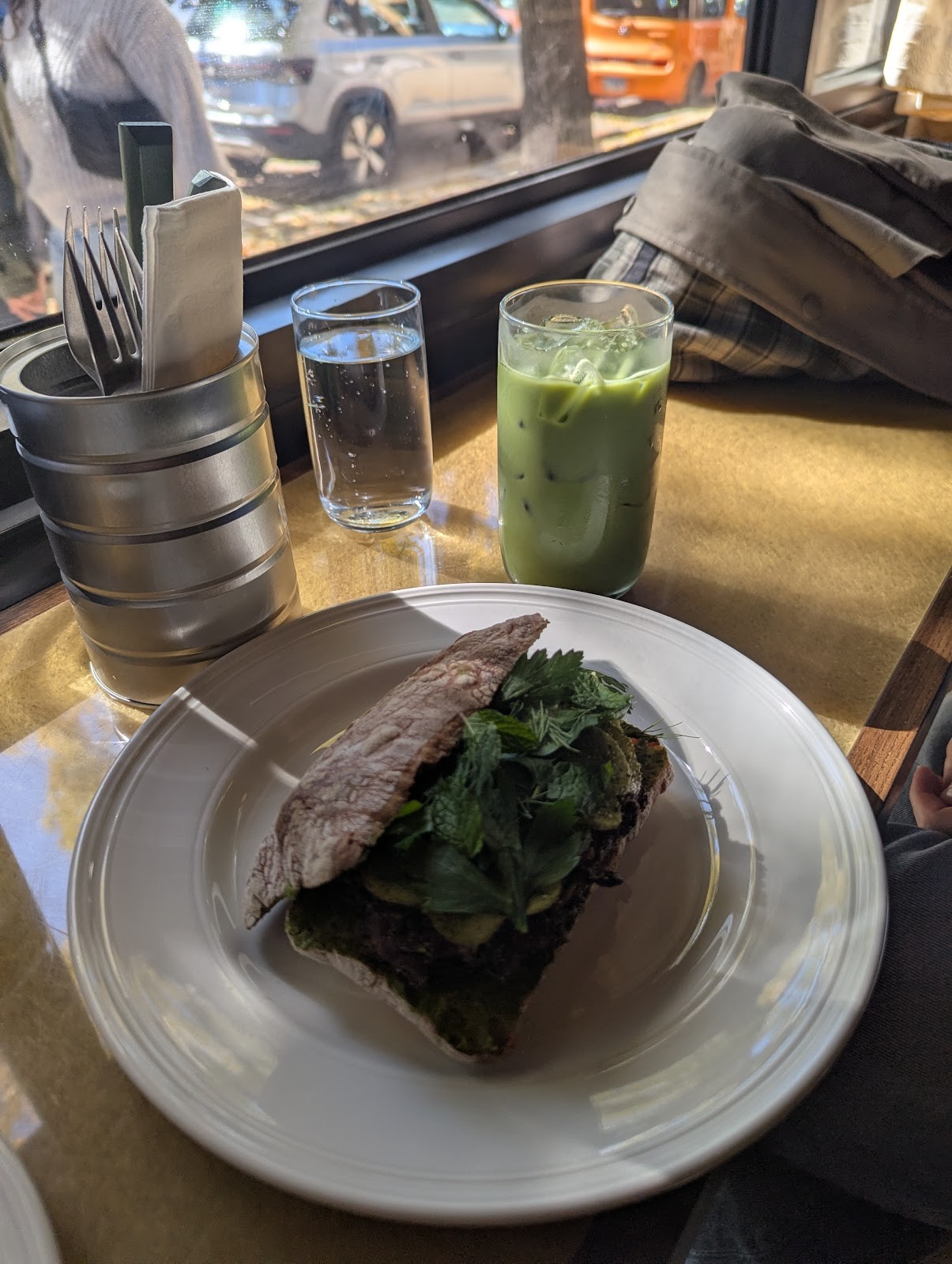 Dewey's Cafe: food & drinks