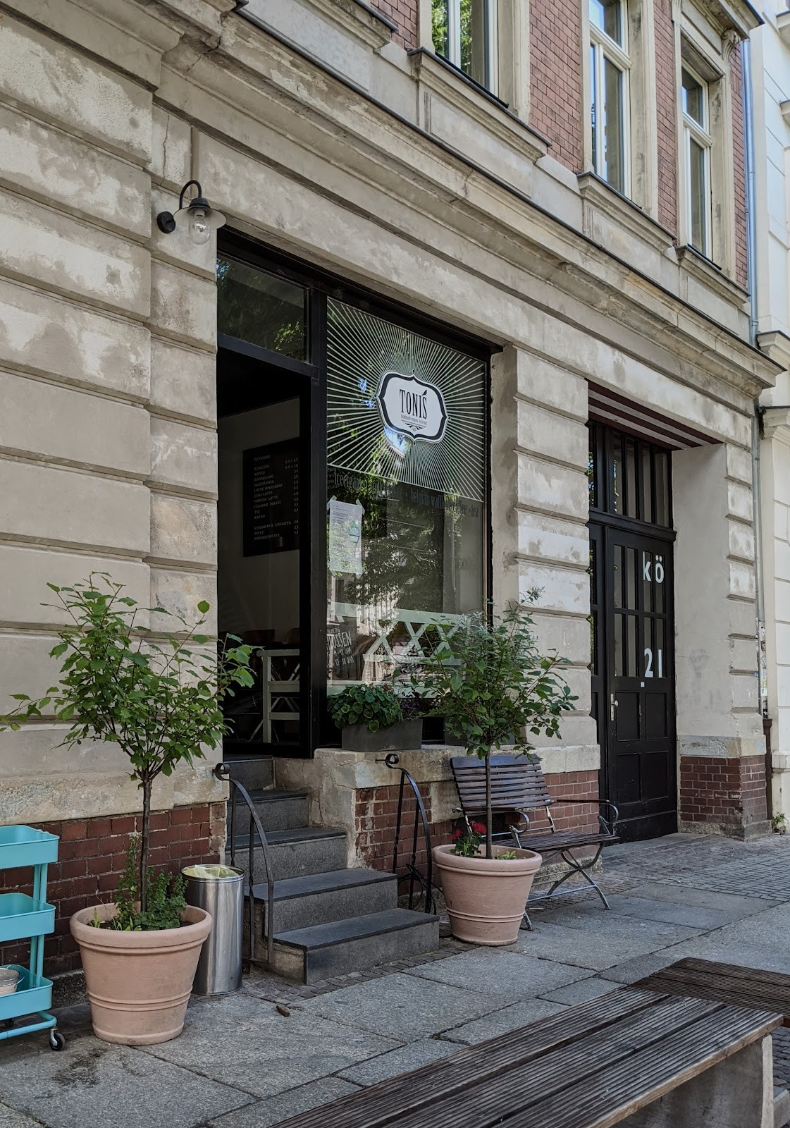 Tonis Eisladen: the place