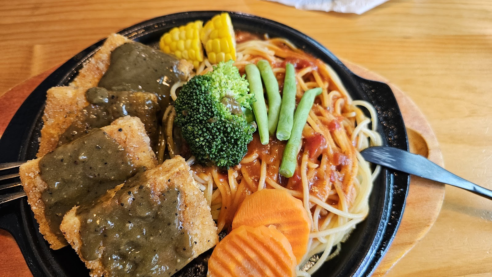 Loving Hut 愛家國際餐飲 台北 和平店: food & drinks