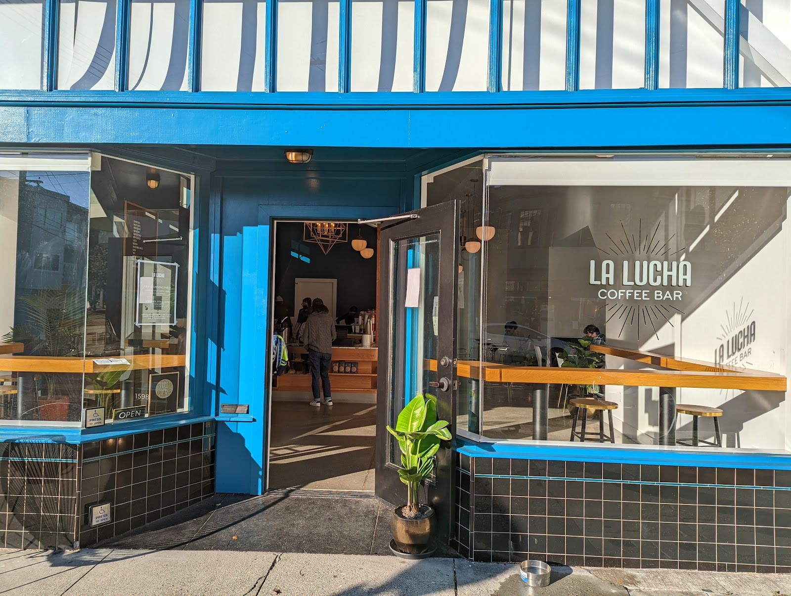La Lucha Coffee Bar: the place