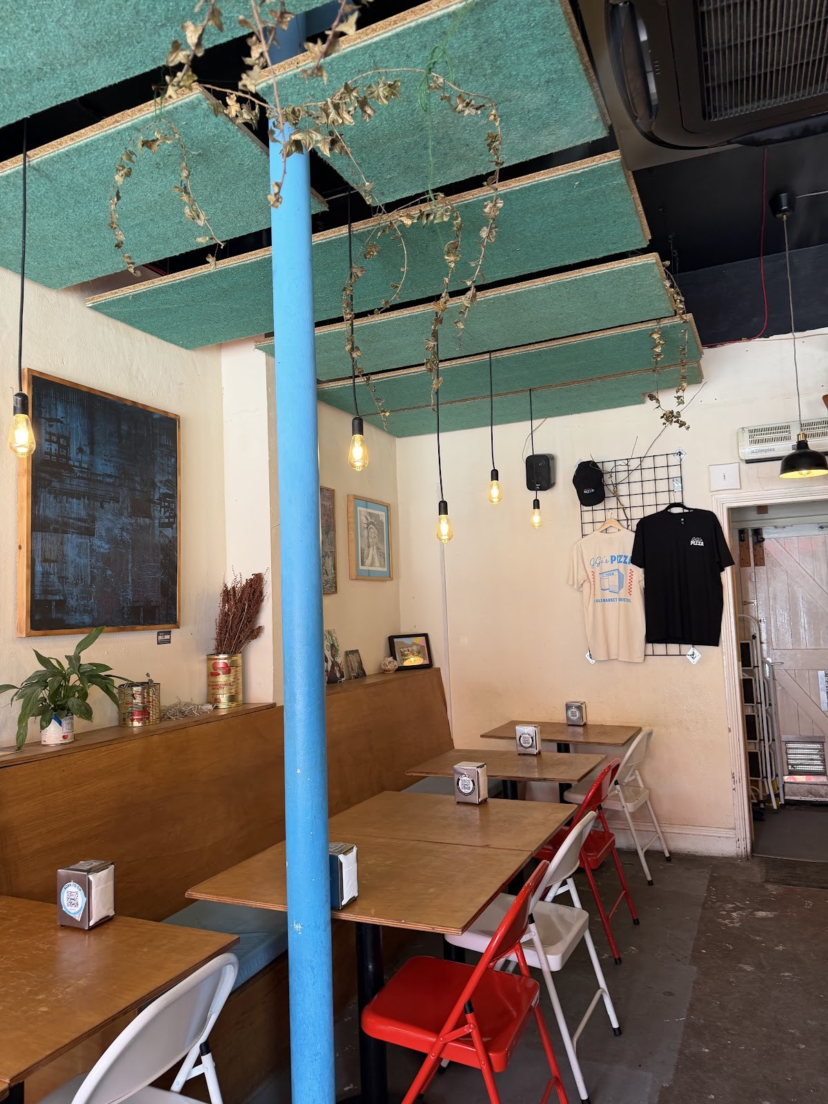 Gigis Pizza Shop: the place