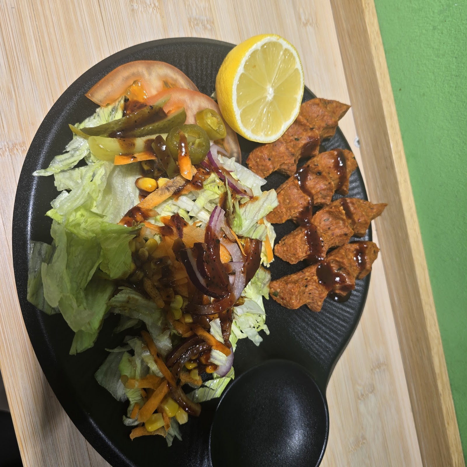 Veganland Cigköfte: food & drinks