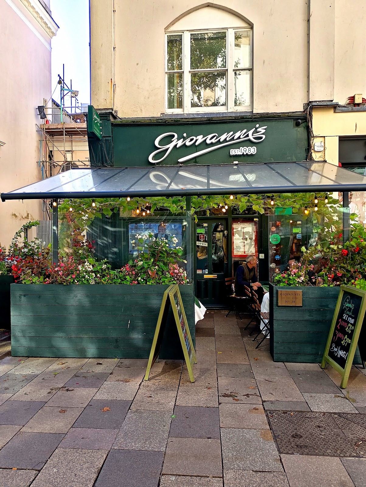 Giovannis On The Hayes: the place