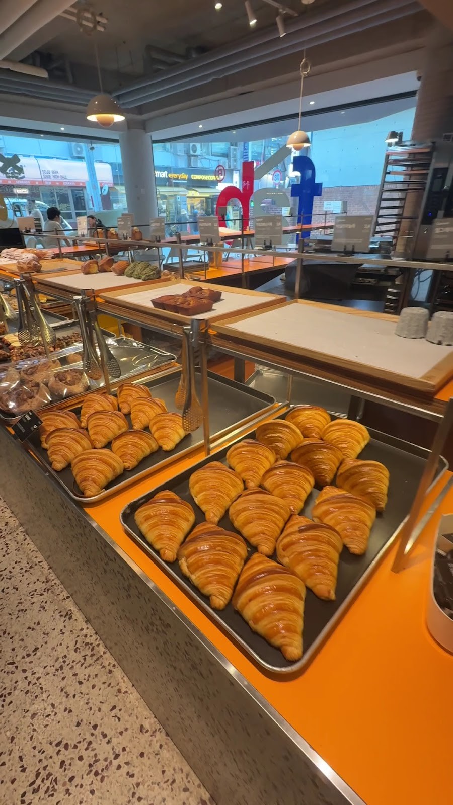 FLOUR Artisan Bakery Cafe - Garosu-gil Branch: the place