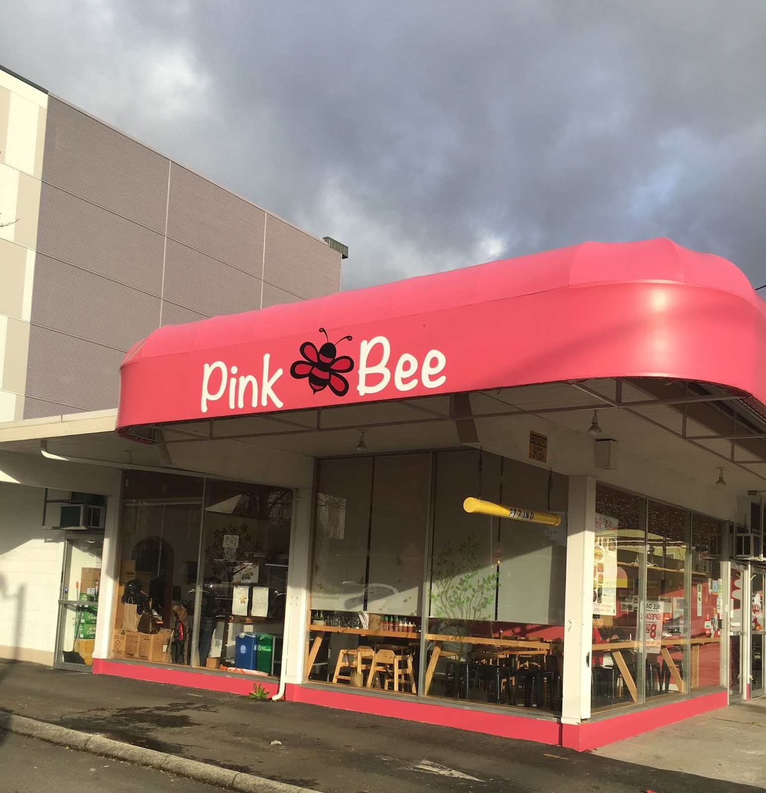 Pink Bee Thai Food +: the place