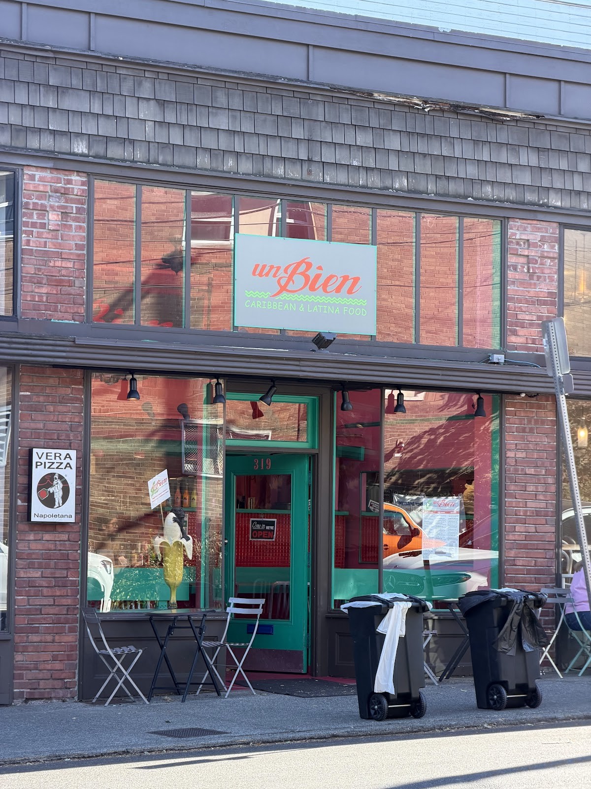 Un Bien: the place