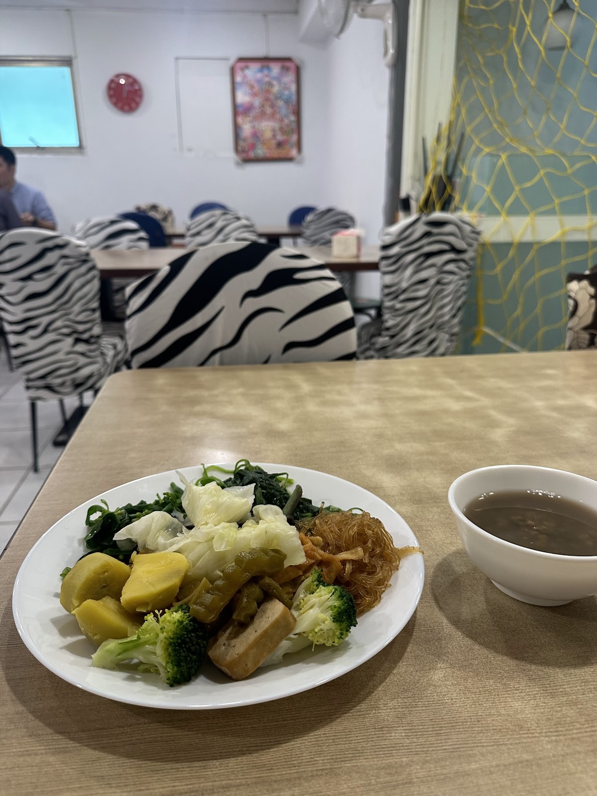 Xiǎo Chú Guì SùShí 小廚櫃素食: food & drinks
