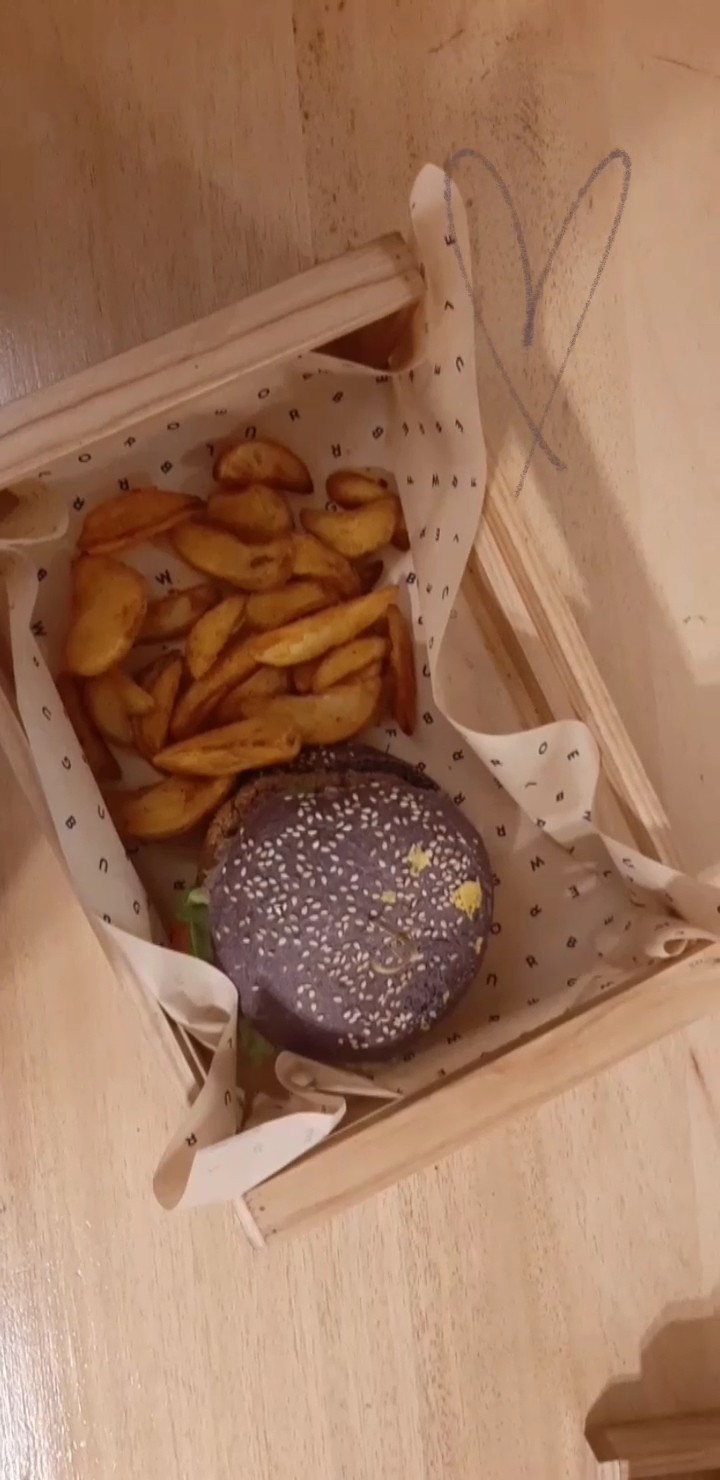 Flower Burger: food & drinks