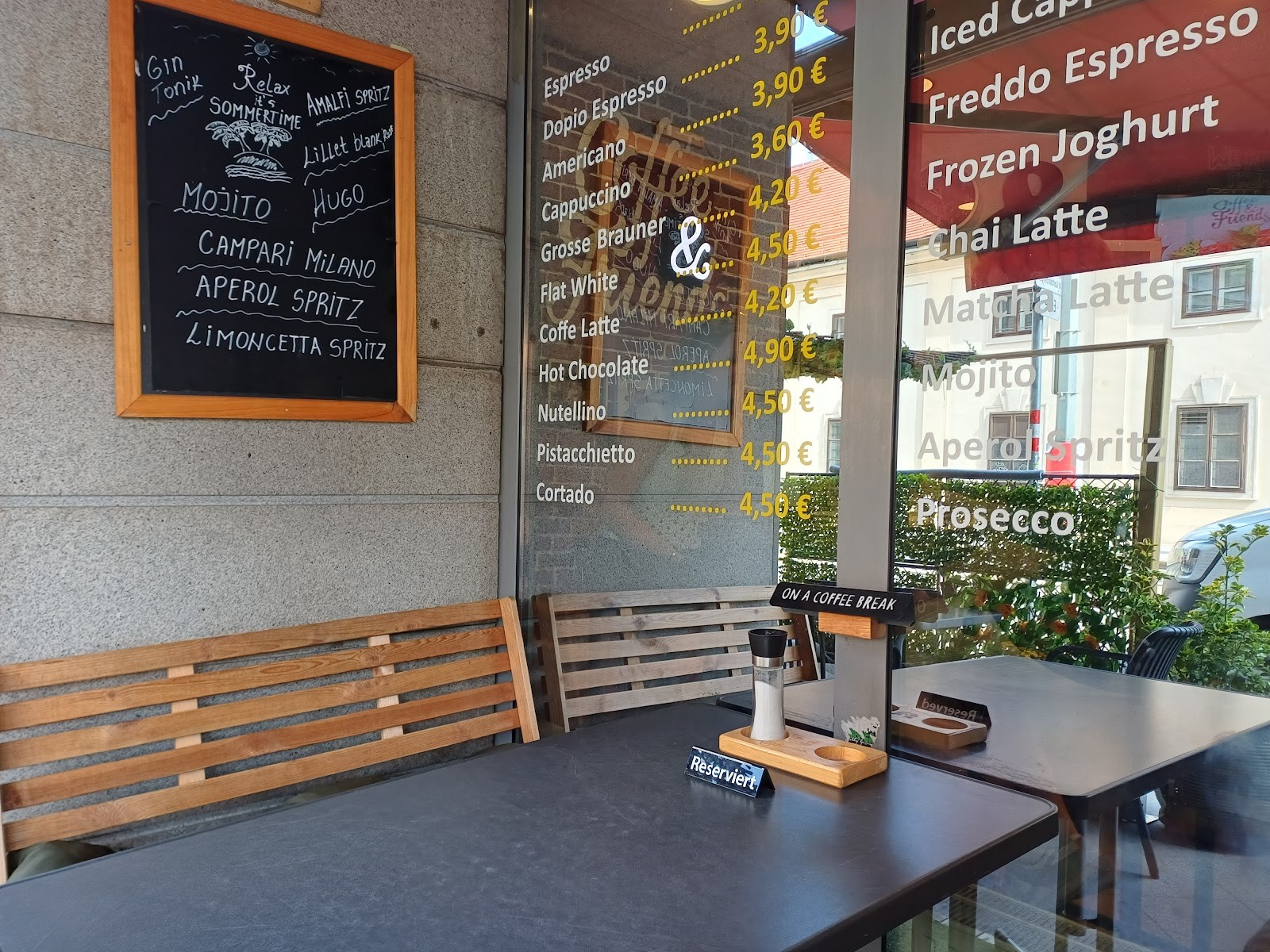 Coffee & Friends: the place
