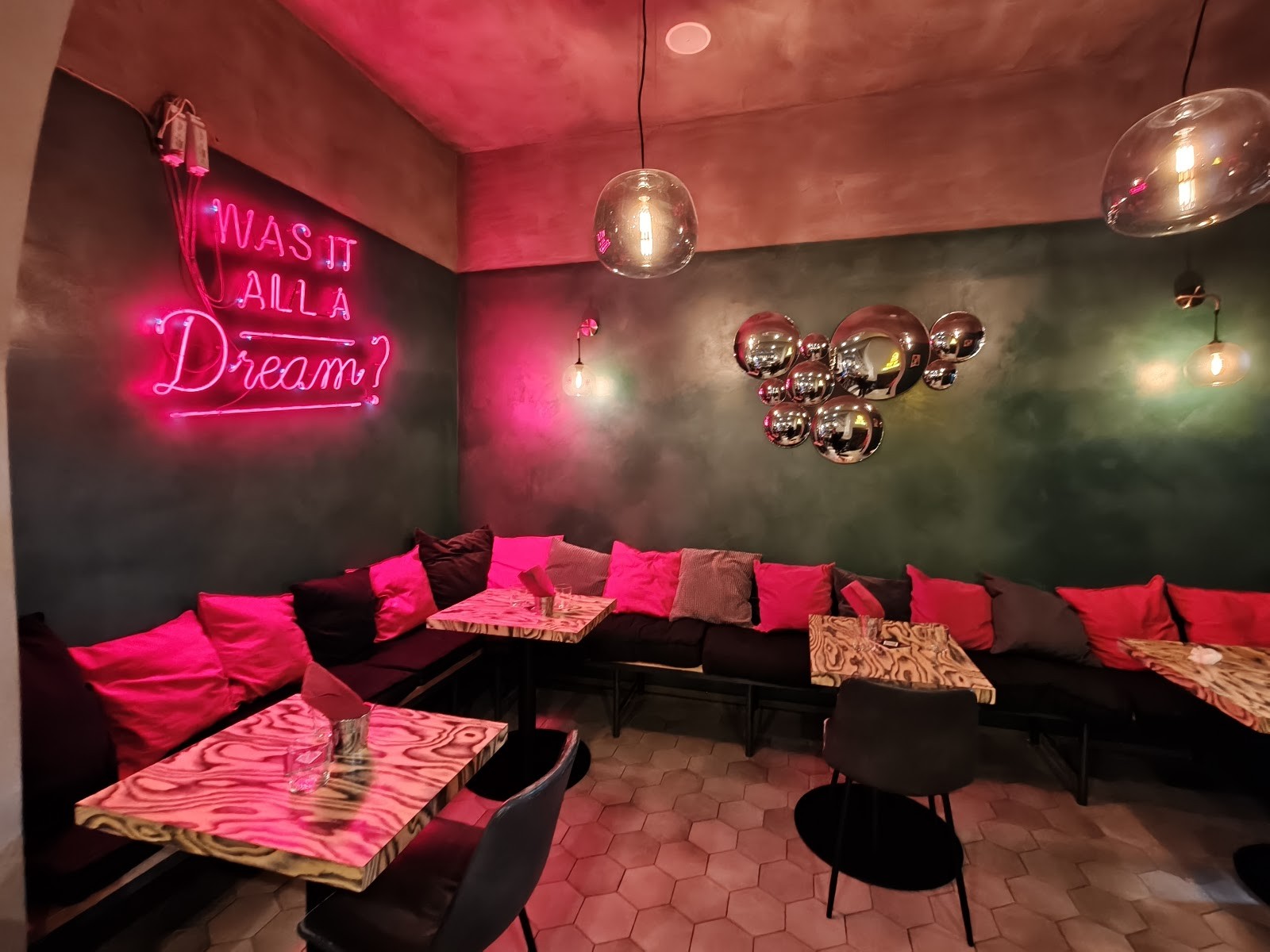 CULT Burger Restaurant: the place