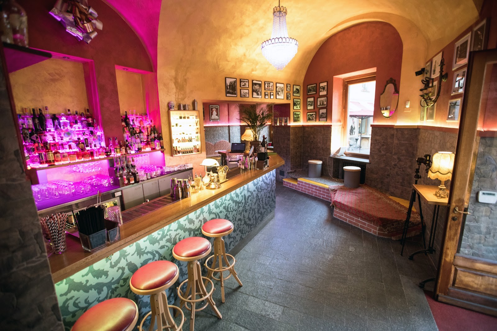 Tclub Street Bar: the place