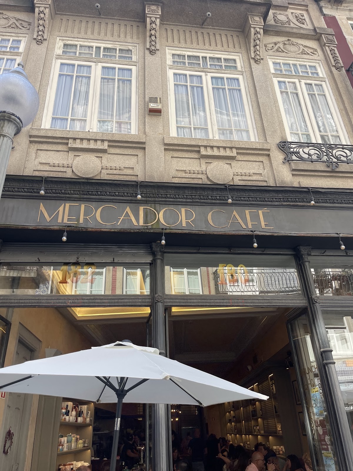 Mercador Café: the place