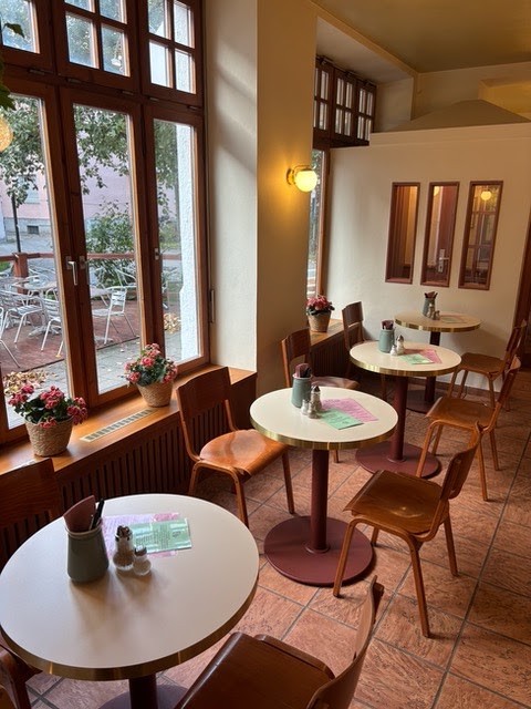 OM NOM NOM CAFÉ: the place