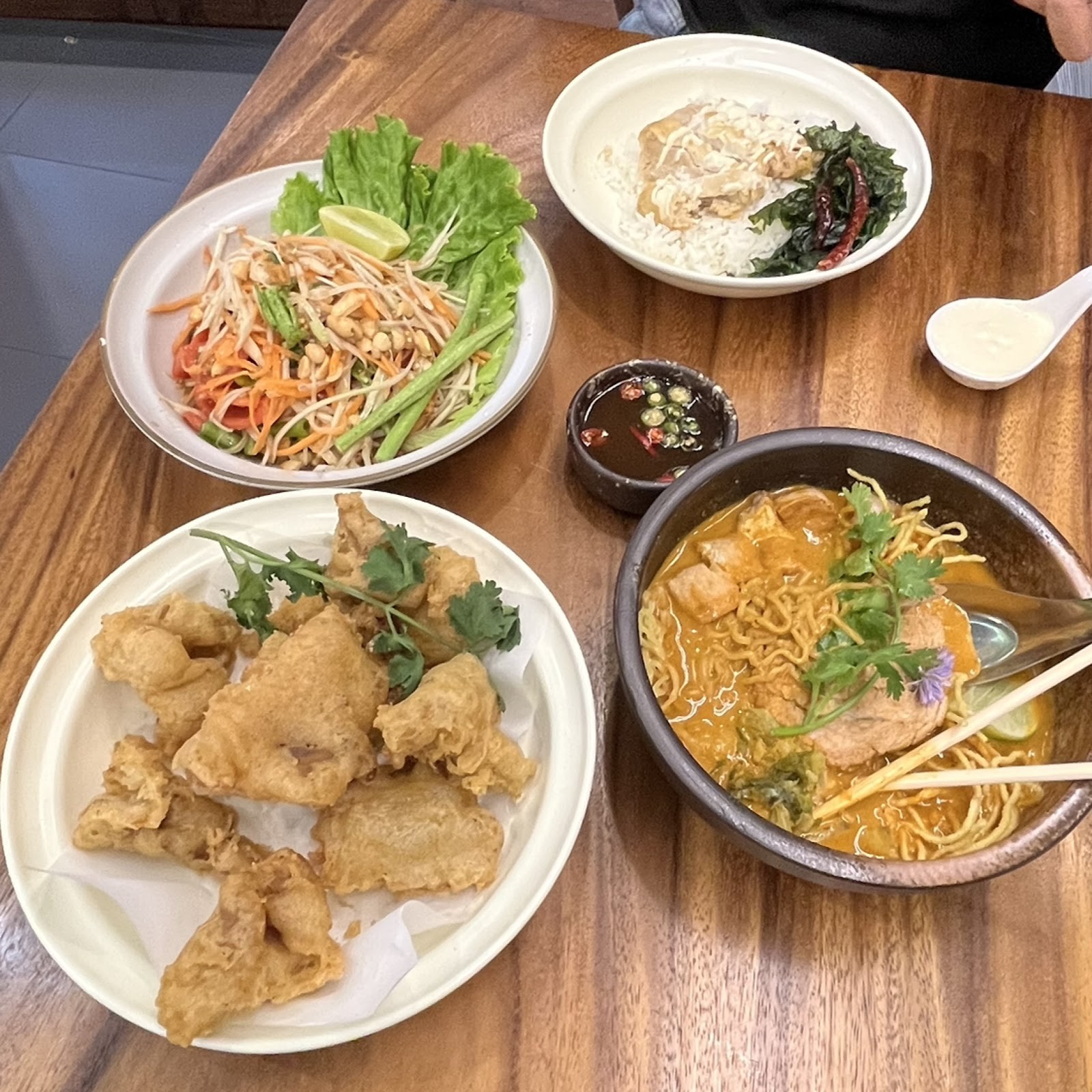 Kem-Kon Charoennakhon (เข้ม-ข้น เจริญนคร) 100% Vegan: food & drinks