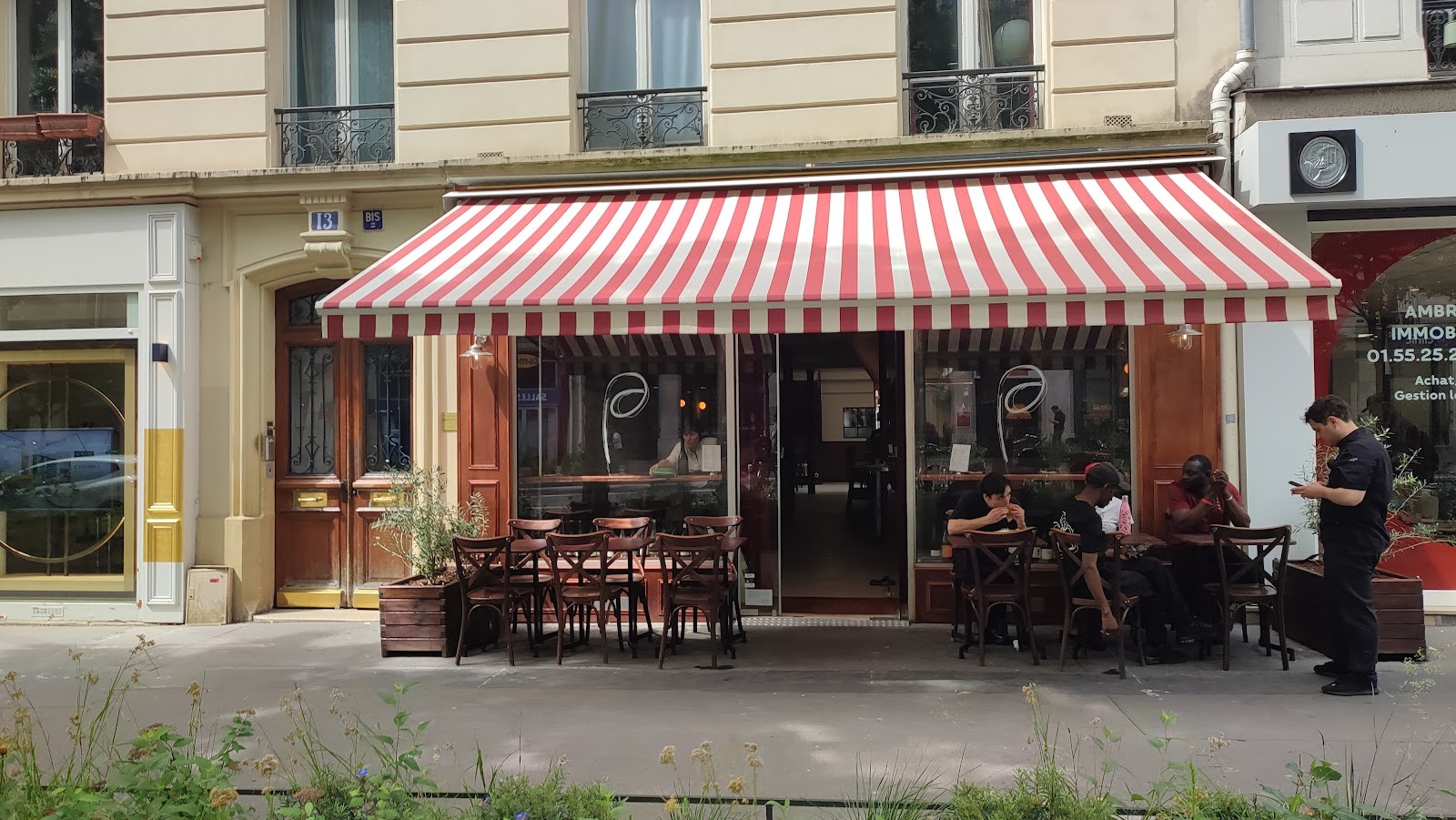 Présent: the place