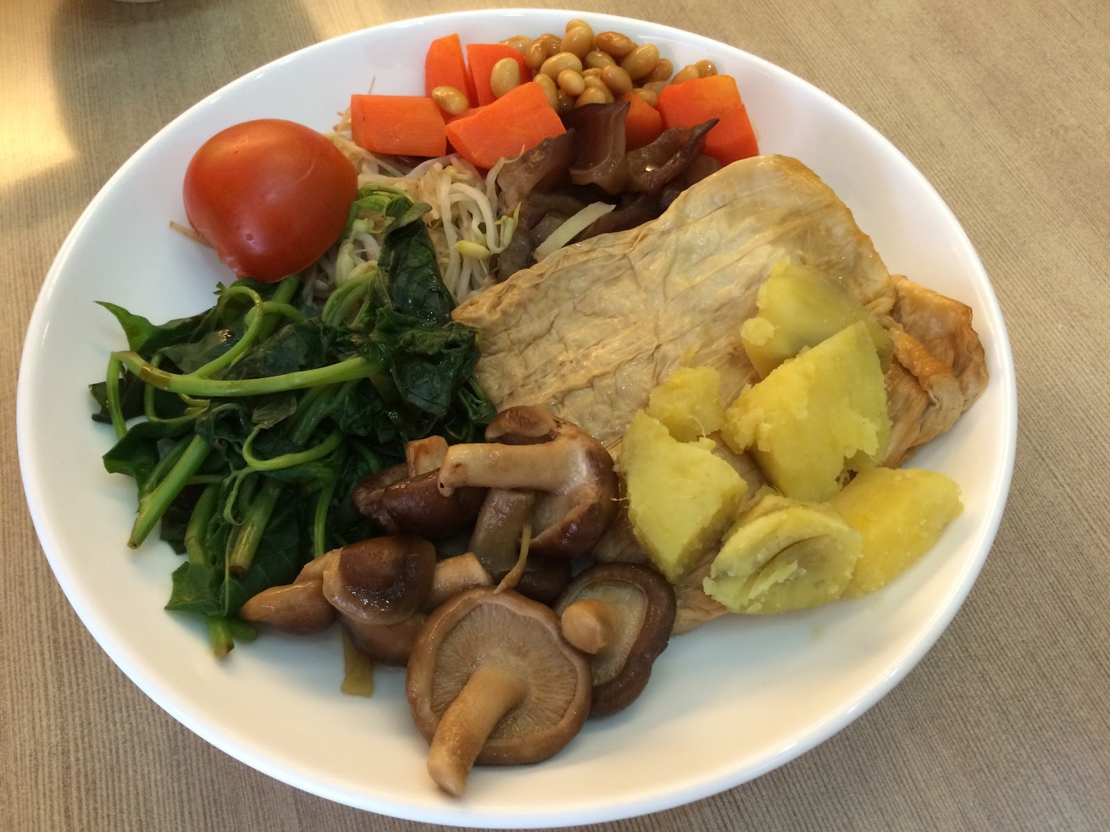 Xiǎo Chú Guì SùShí 小廚櫃素食: food & drinks