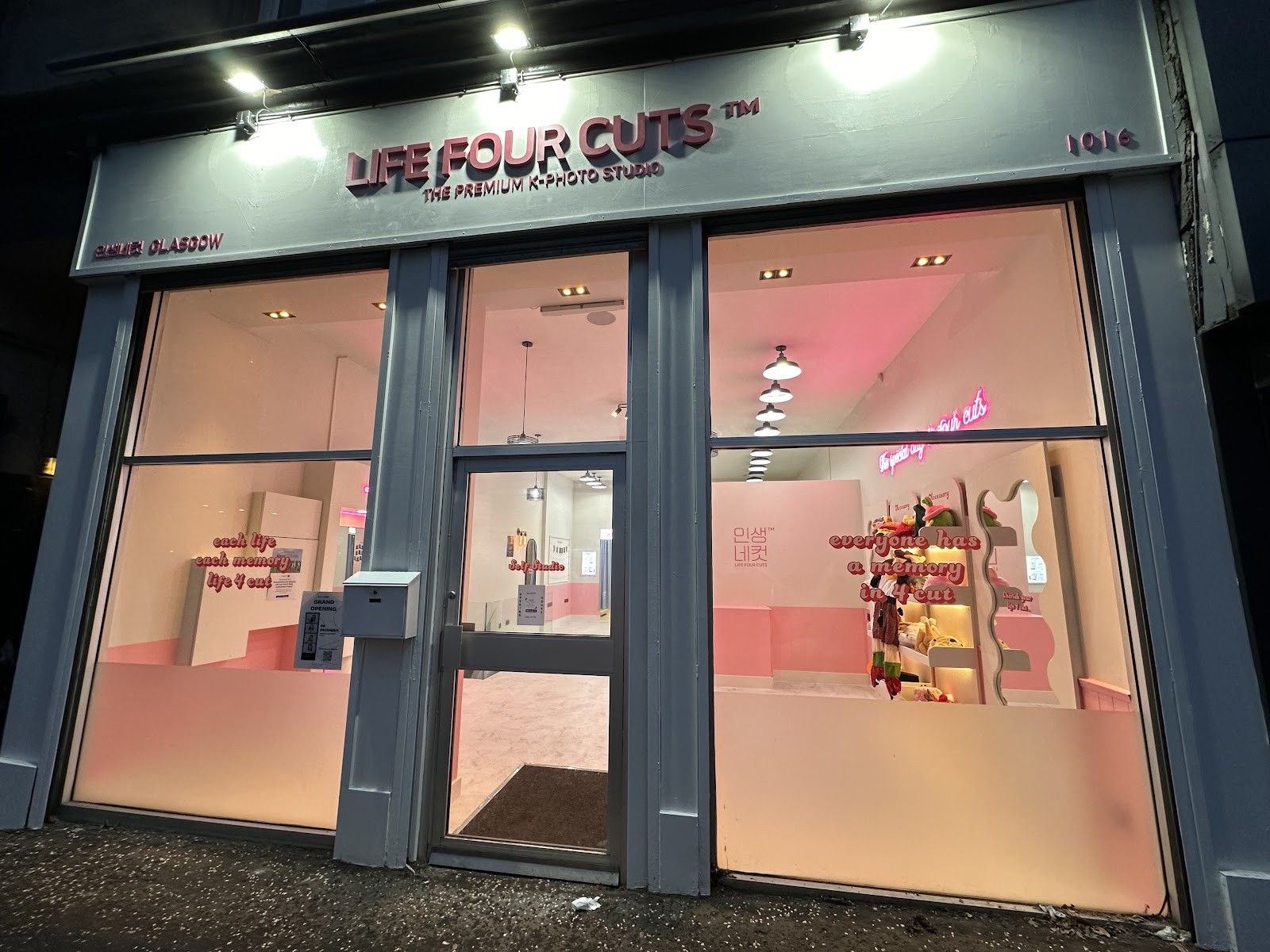 Life 4 Cuts / CJ’s Korean Street Food: the place