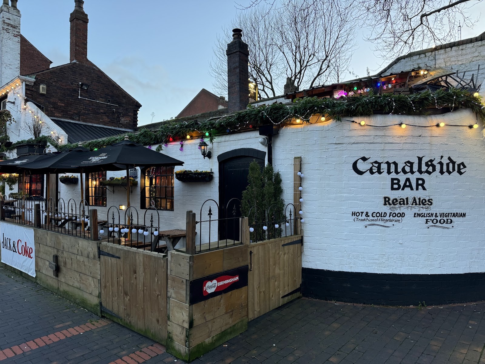 Canalside Bar: the place