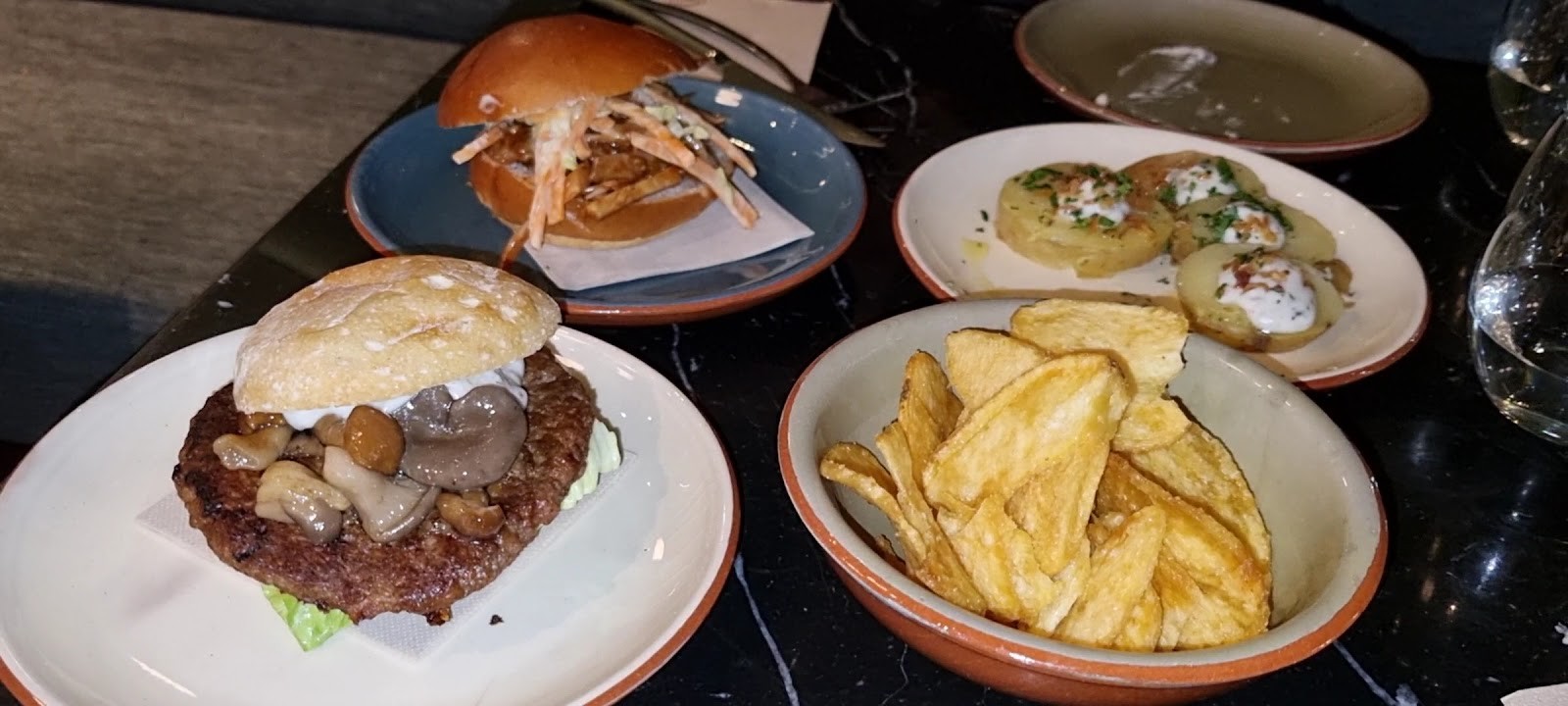 VELADA - Tapas Plant-Based y Cócteles en Barcelona: food & drinks
