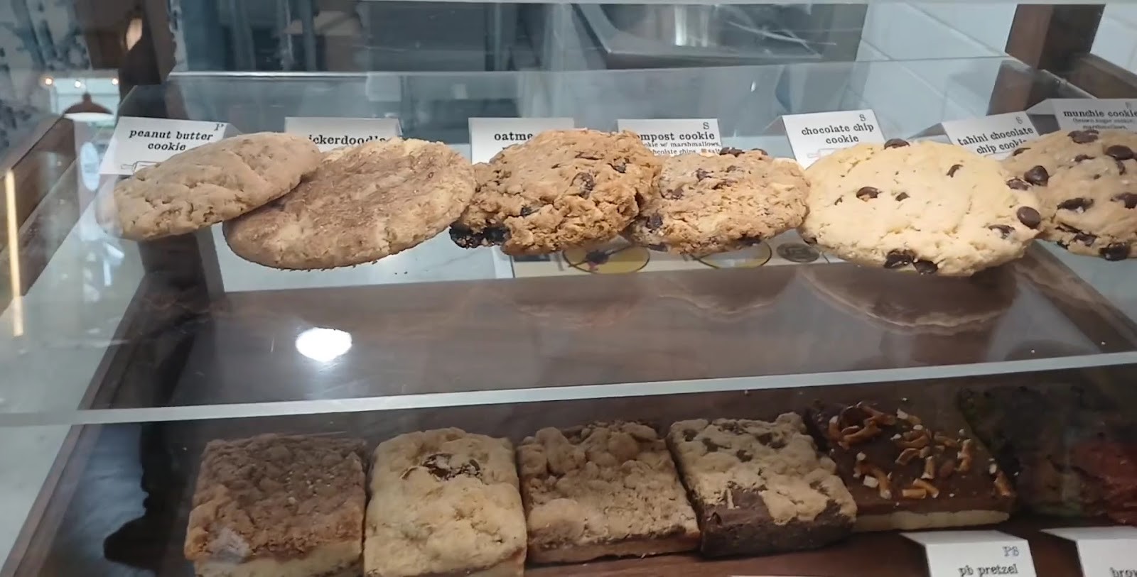 Crust Vegan Bakery: food & drinks
