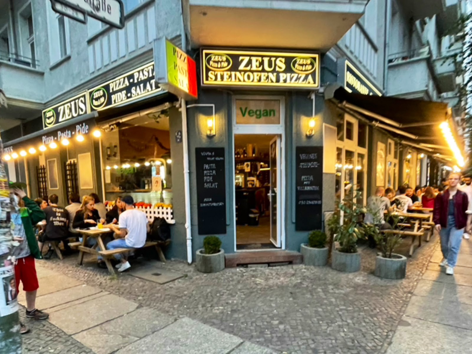 Zeus Pizza: the place