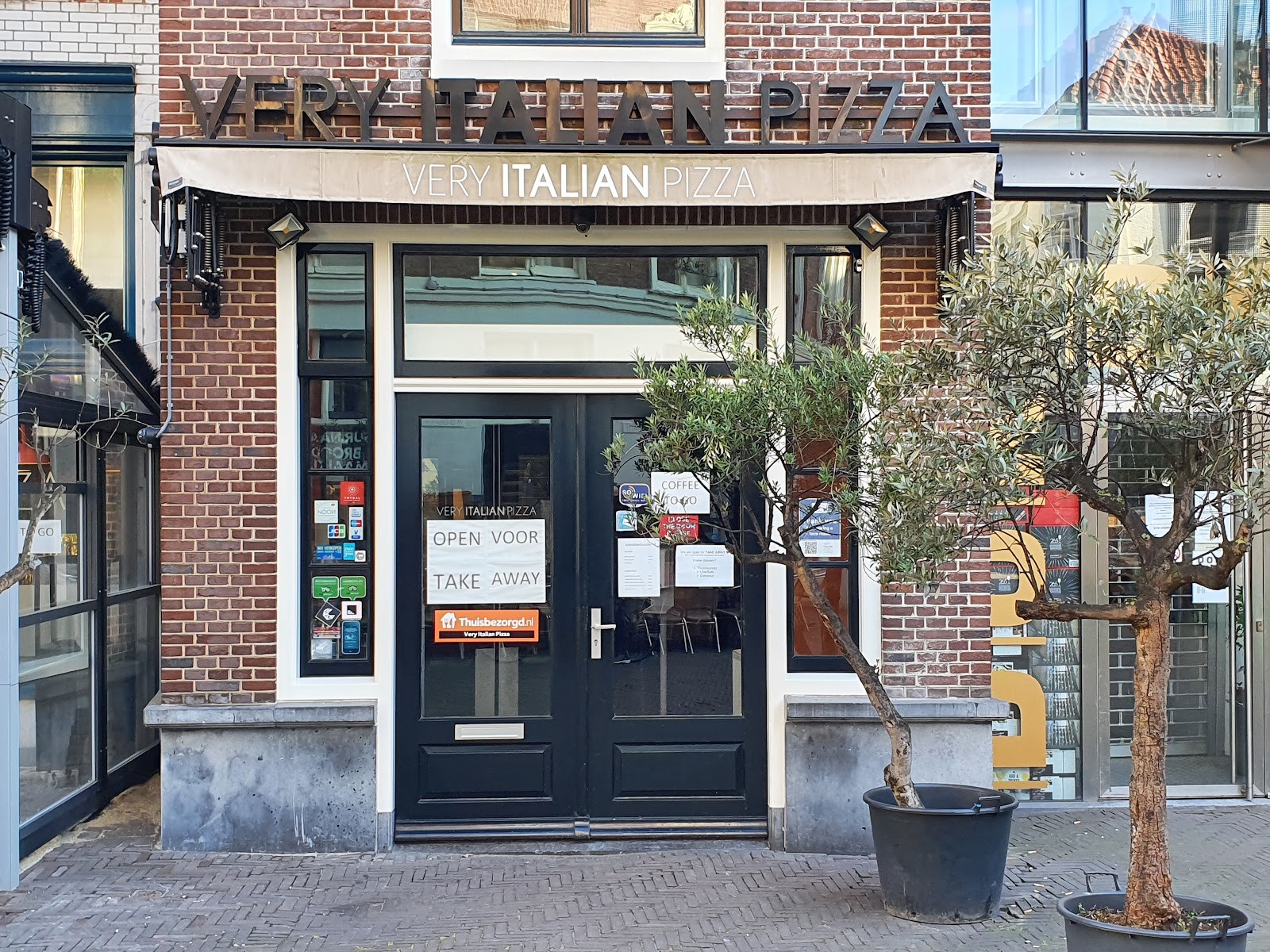 Very Italian Pizza: the place
