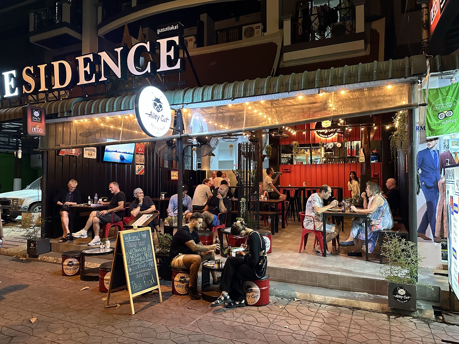Alley Cat Resto Bar: the place